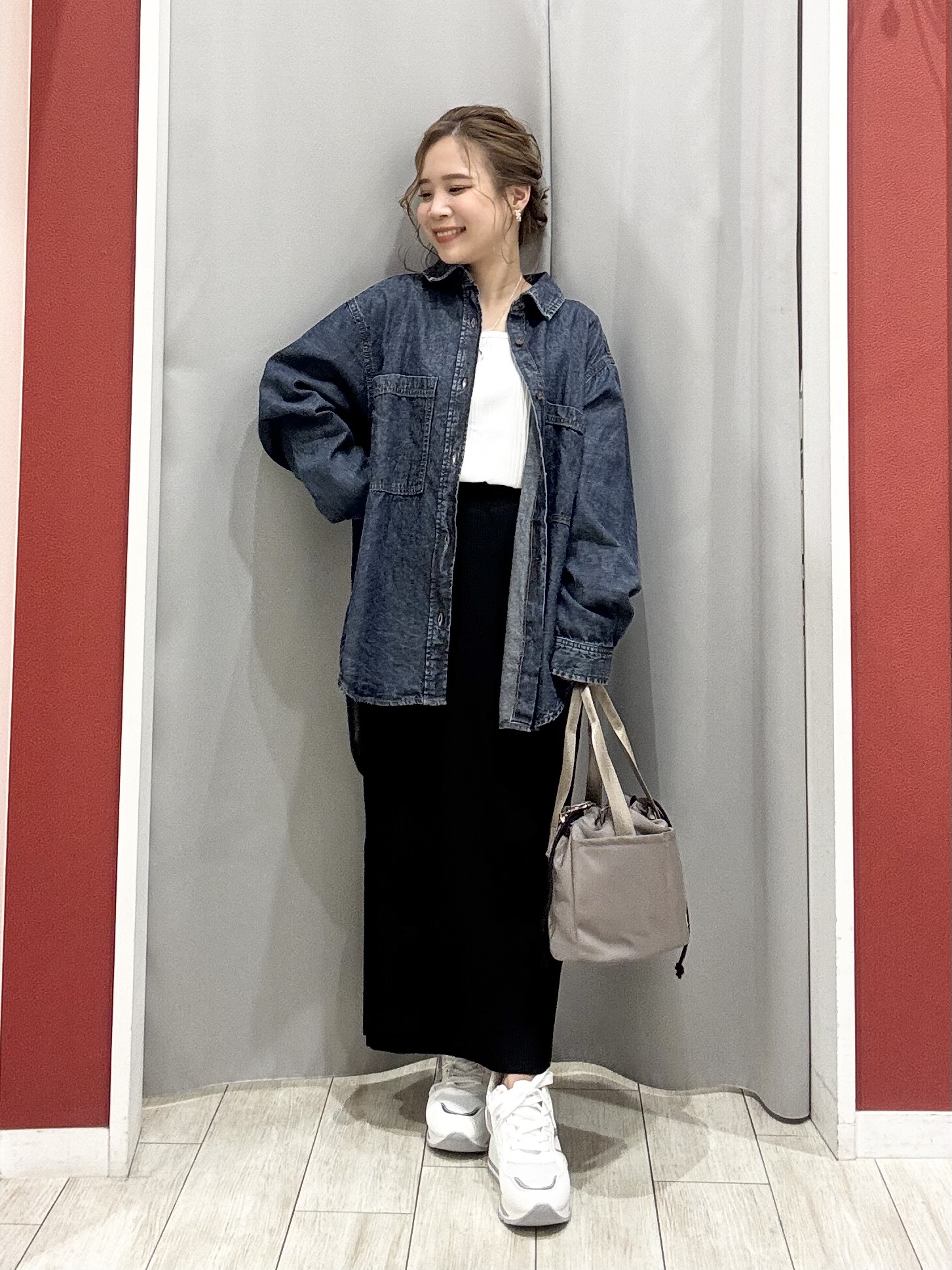 shioさんの「SHOO･LA･RUE｜【洗濯機可/体型カバー】こなれ感をプラスする ライトオンスデニムシャツ」を使ったコーディネート