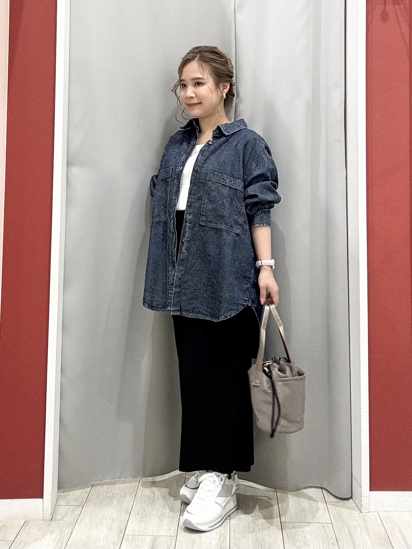 shioさんの「SHOO･LA･RUE｜【洗濯機可/体型カバー】こなれ感をプラスする ライトオンスデニムシャツ」を使ったコーディネート