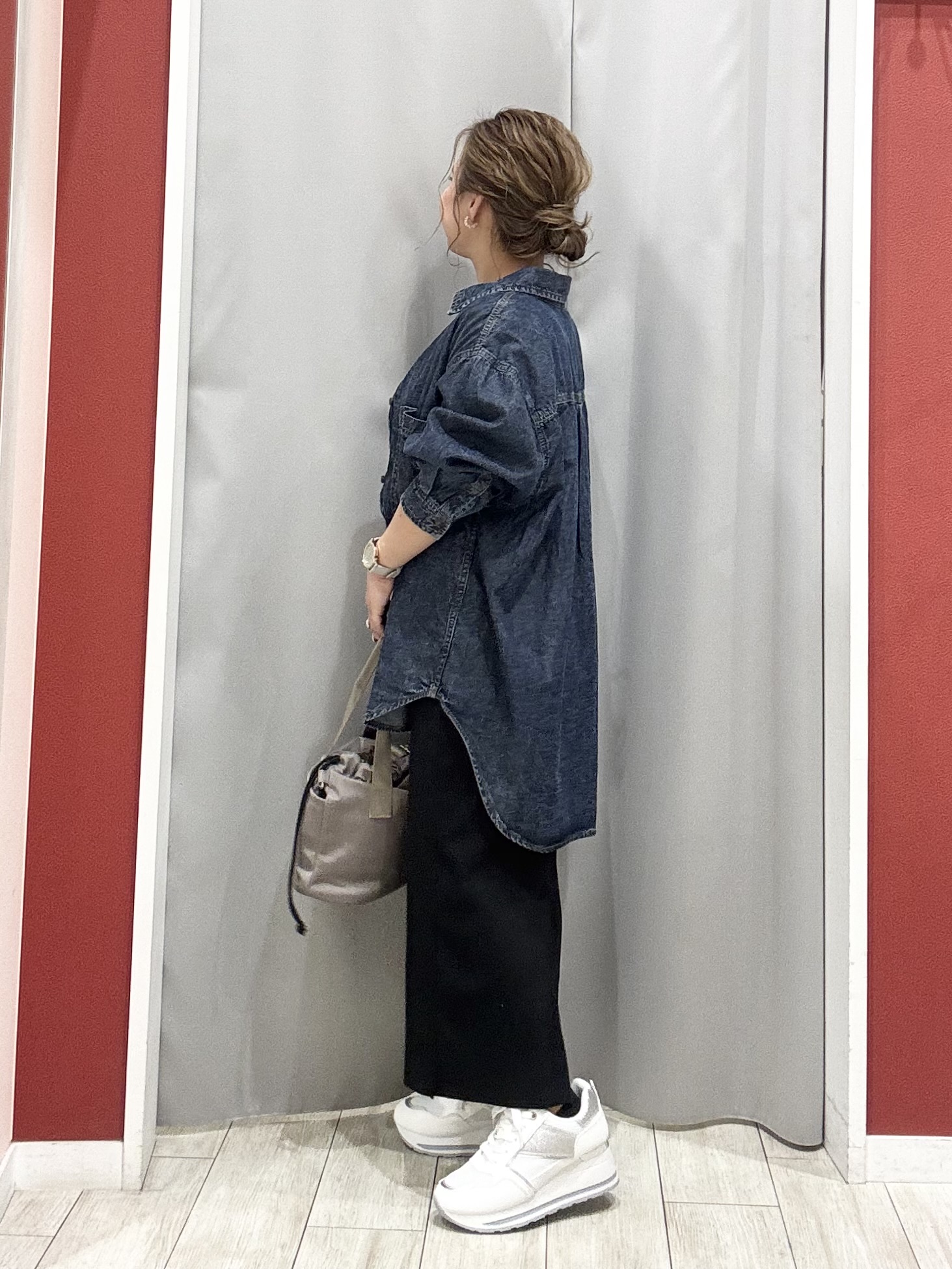 shioさんの「SHOO･LA･RUE｜【洗濯機可/体型カバー】こなれ感をプラスする ライトオンスデニムシャツ」を使ったコーディネート