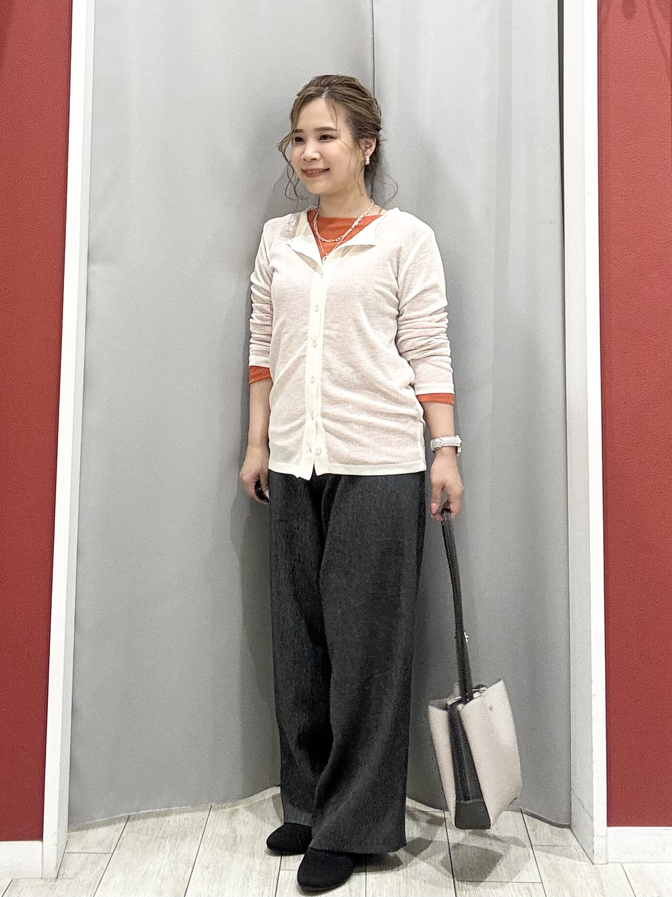 shioさんの「SHOO･LA･RUE｜【2点セット/洗濯機可/S-LL】こなれ感あるレイヤードスタイルが即完成 シアーカーディガン+ロンT」を使ったコーディネート