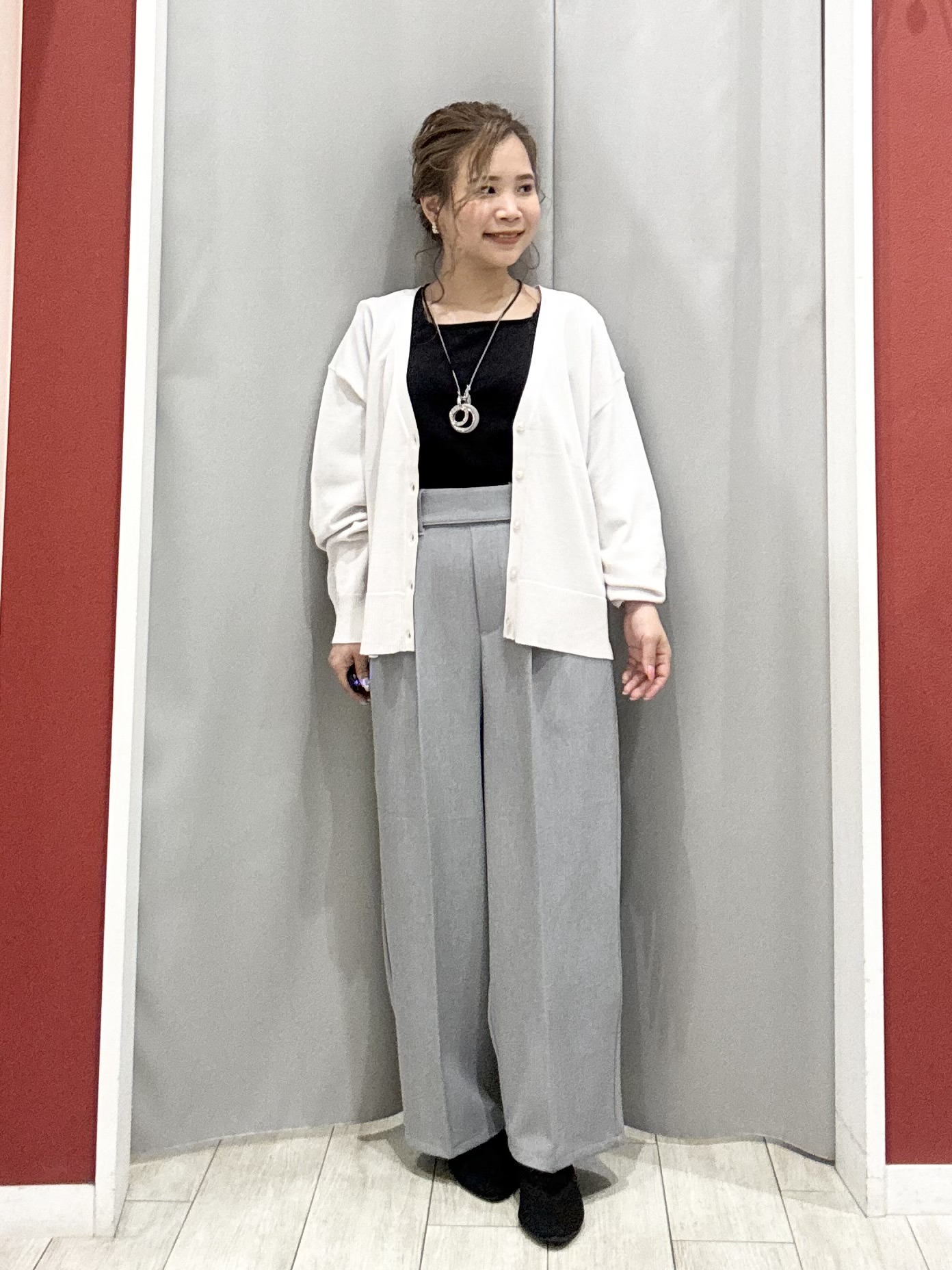 shioさんの「SHOO･LA･RUE｜【洗濯機可/ひんやり/UV】さらっとしたタッチが心地よい ショート丈 Vネックカーディガン」を使ったコーディネート