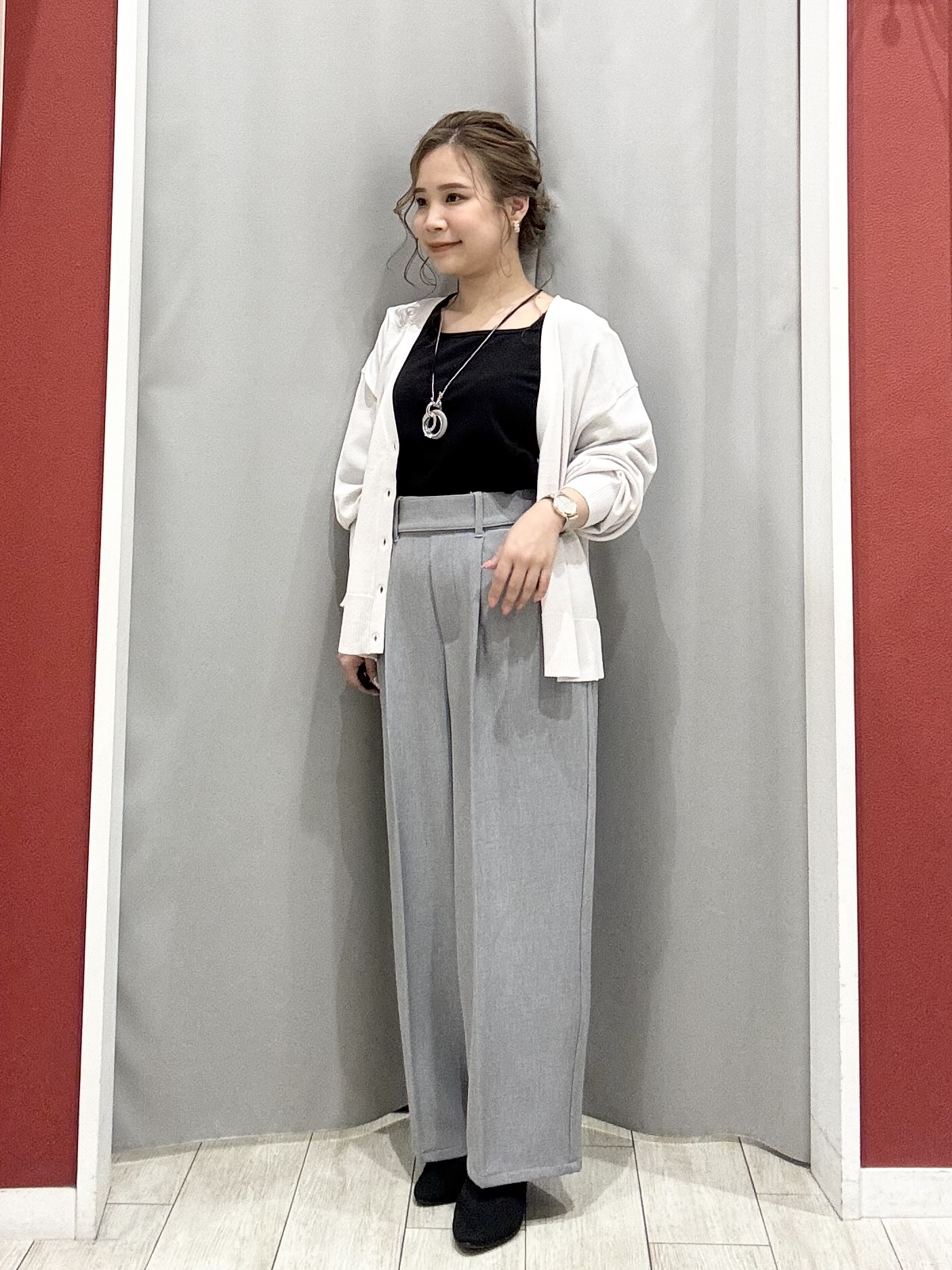 shioさんの「SHOO･LA･RUE｜【洗濯機可/ひんやり/UV】さらっとしたタッチが心地よい ショート丈 Vネックカーディガン」を使ったコーディネート