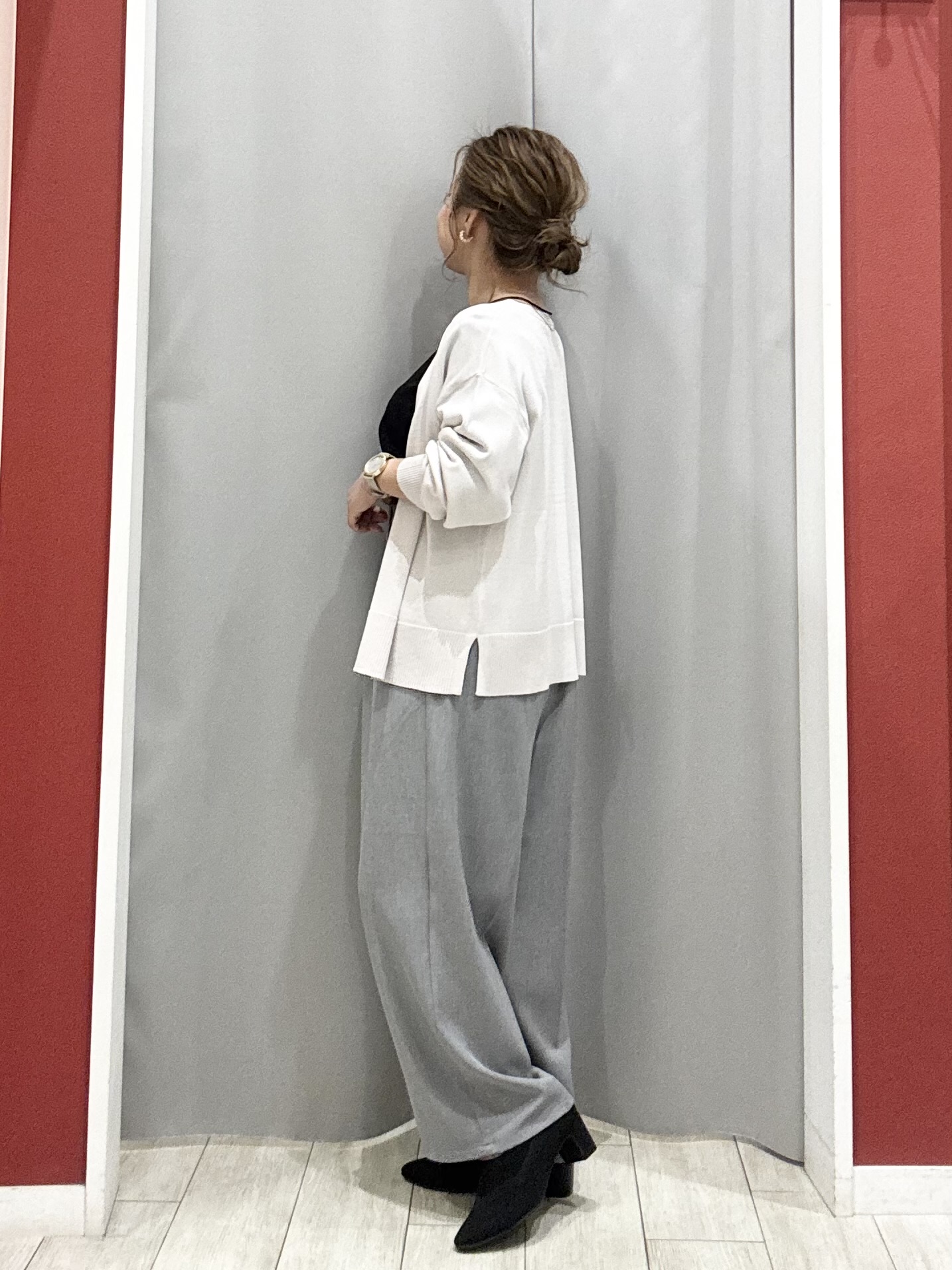 shioさんの「SHOO･LA･RUE｜【洗濯機可/ひんやり/UV】さらっとしたタッチが心地よい ショート丈 Vネックカーディガン」を使ったコーディネート