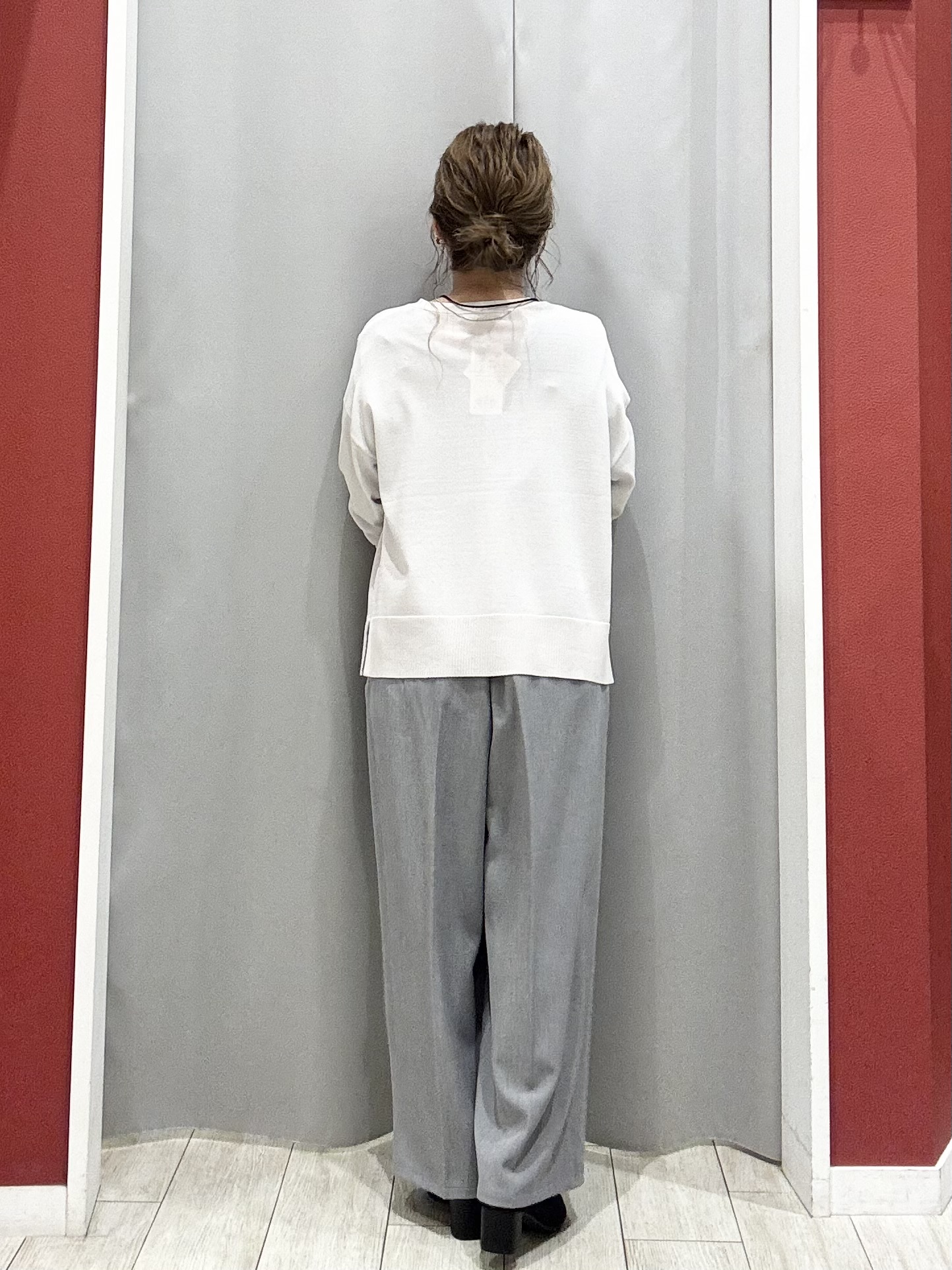shioさんの「SHOO･LA･RUE｜【洗濯機可/ひんやり/UV】さらっとしたタッチが心地よい ショート丈 Vネックカーディガン」を使ったコーディネート