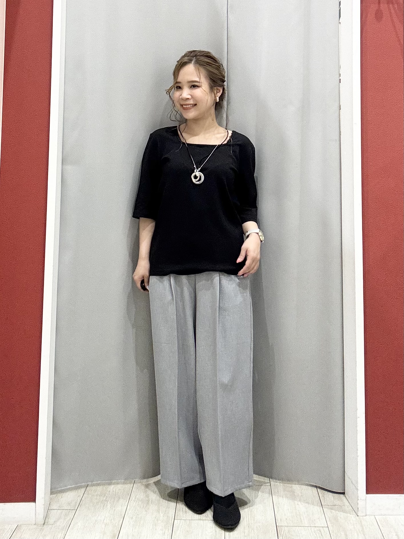 shioさんの「SHOO･LA･RUE｜【洗濯機可/ひんやり/UV】さらっとしたタッチが心地よい ショート丈 Vネックカーディガン」を使ったコーディネート