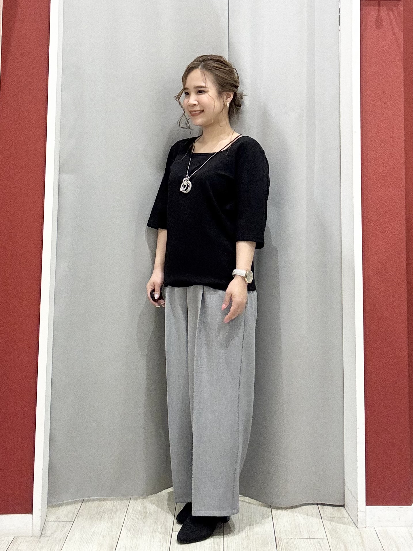 shioさんの「SHOO･LA･RUE｜【洗濯機可/ひんやり/UV】さらっとしたタッチが心地よい ショート丈 Vネックカーディガン」を使ったコーディネート