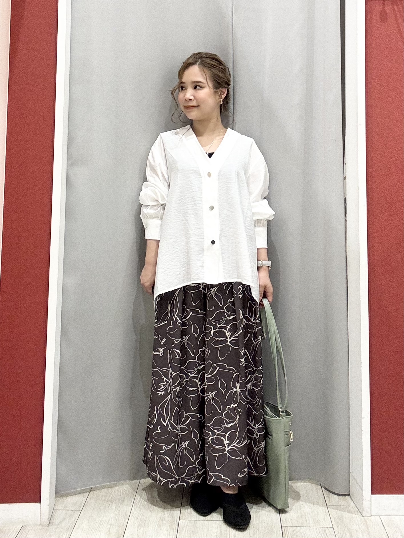 shioさんの「SHOO･LA･RUE｜【S-LL/体型カバー/Aライン】身体のラインを拾いにくい シアーシャツカーディガン」を使ったコーディネート