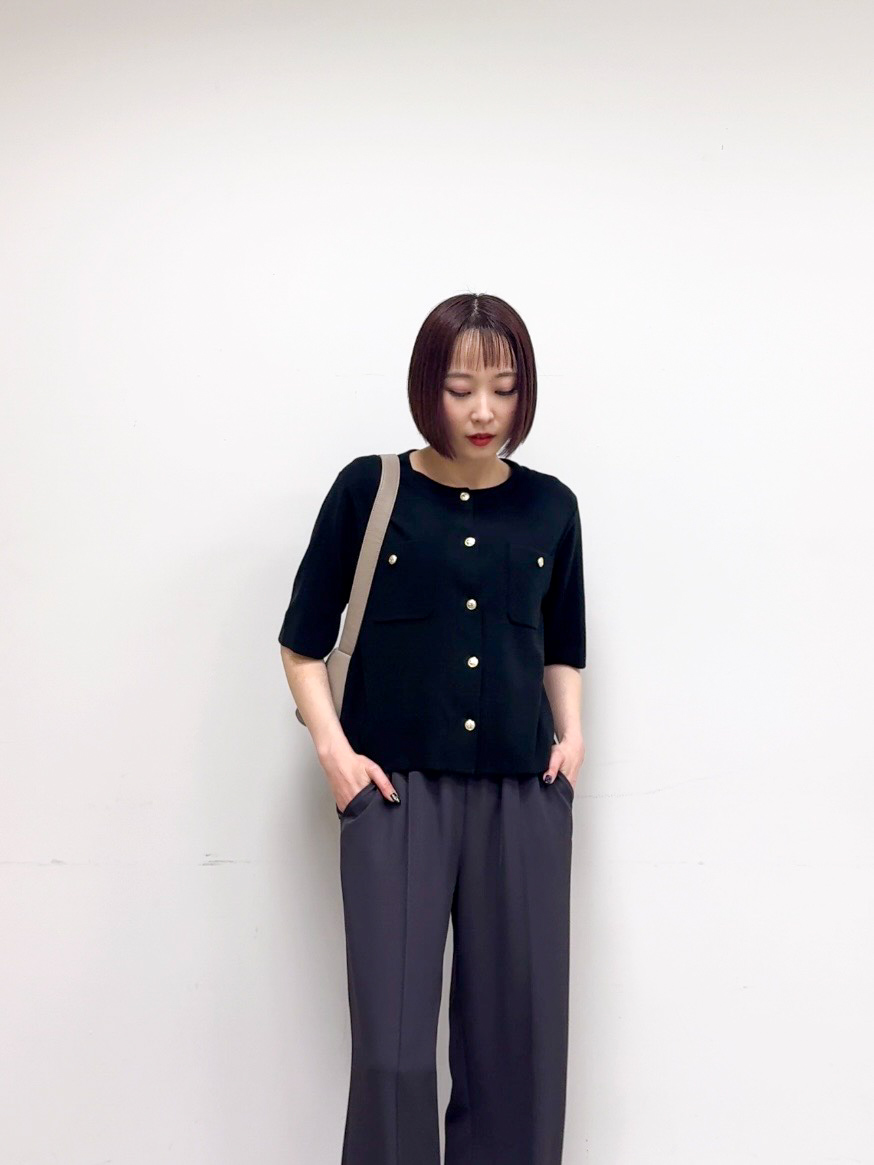 𝐜𝐡𝐢𝐤𝐚さんの「SHOO･LA･RUE｜【S-LL/洗濯機可】金ボタン5分袖カーディガン」を使ったコーディネート