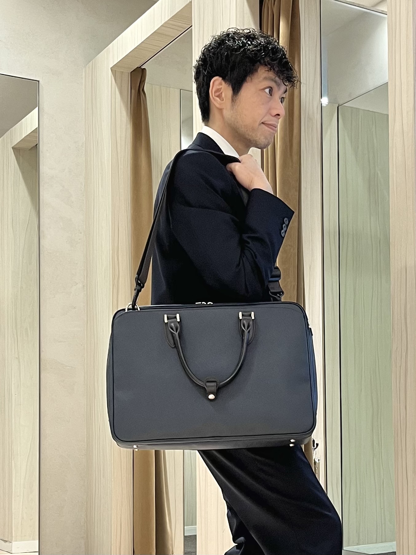 URAさんの「TAKEO KIKUCHI｜【Begin掲載】コーデュラ（R）トロピカル ストレッチ スーツ」を使ったコーディネート