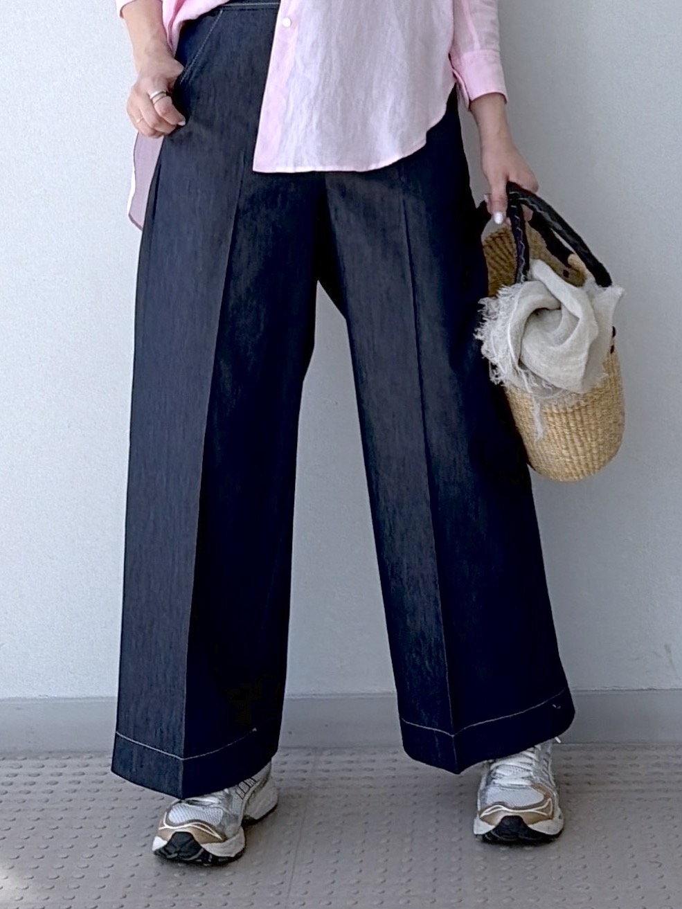 yoshikadoさんの「DRESSTERIOR｜【人気定番/ウォッシャブル】ガーメントダイラミーシャツ」を使ったコーディネート