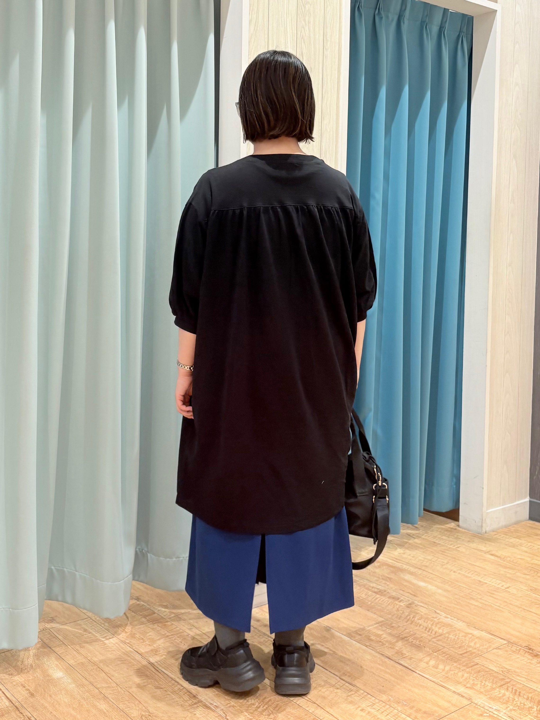 砂糖さんの「SHOO･LA･RUE｜【洗濯機可/S-LL】1枚でも羽織でも キーネックシャツワンピース」を使ったコーディネート