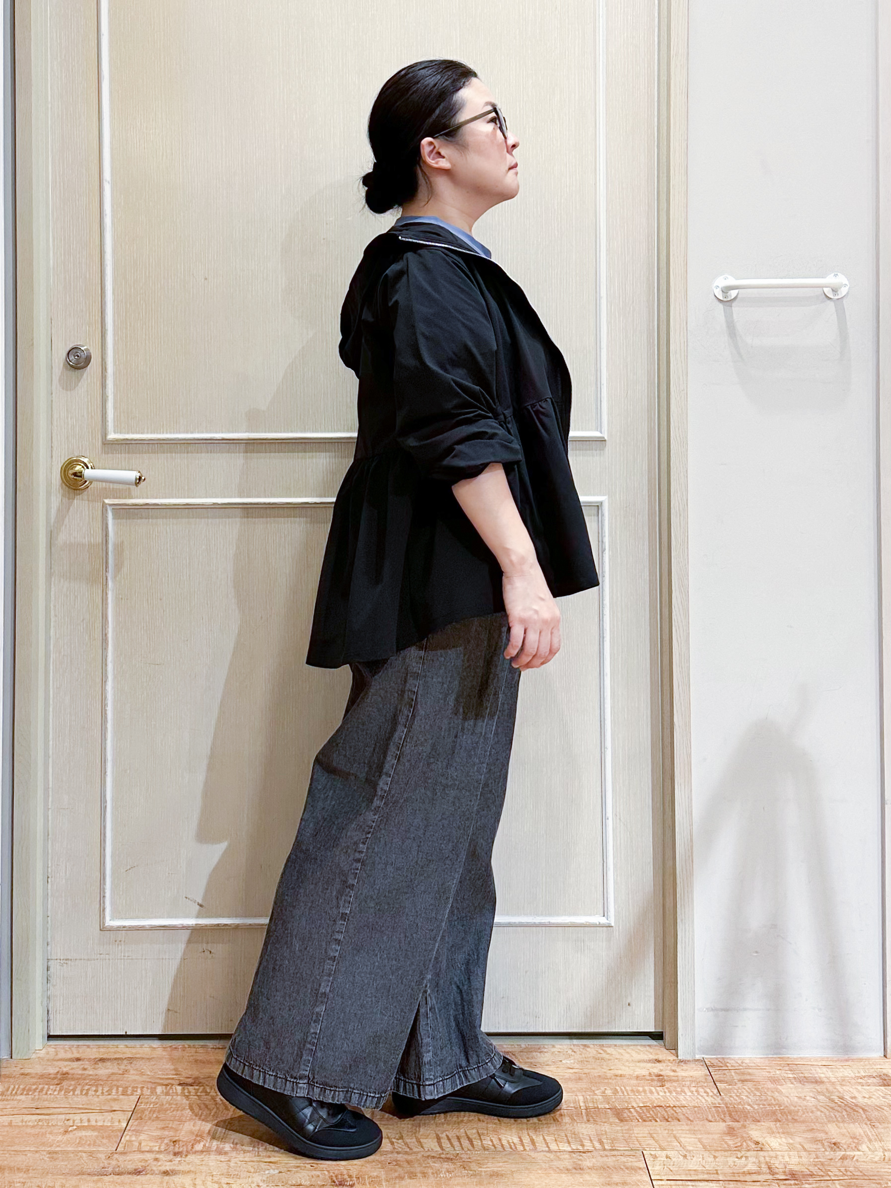 umeさんの「SHOO･LA･RUE｜【ひんやり/S-LL/体型カバー】ペプラムフリルとゴールドパーツが女性らしい UVパーカ」を使ったコーディネート