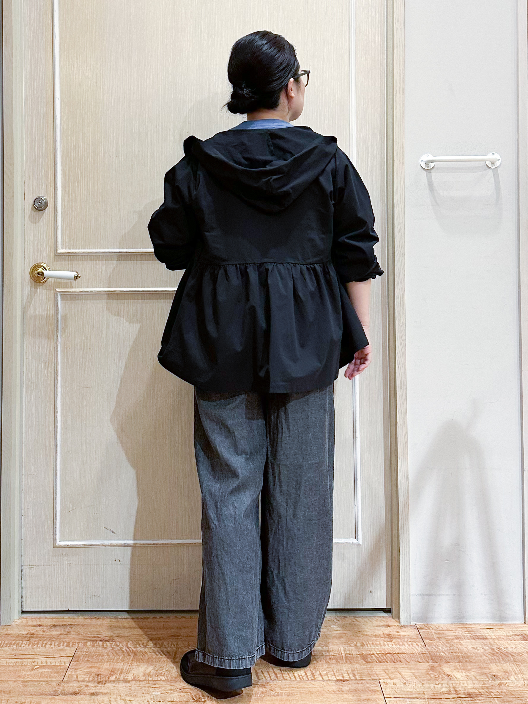 umeさんの「SHOO･LA･RUE｜【ひんやり/S-LL/体型カバー】ペプラムフリルとゴールドパーツが女性らしい UVパーカ」を使ったコーディネート
