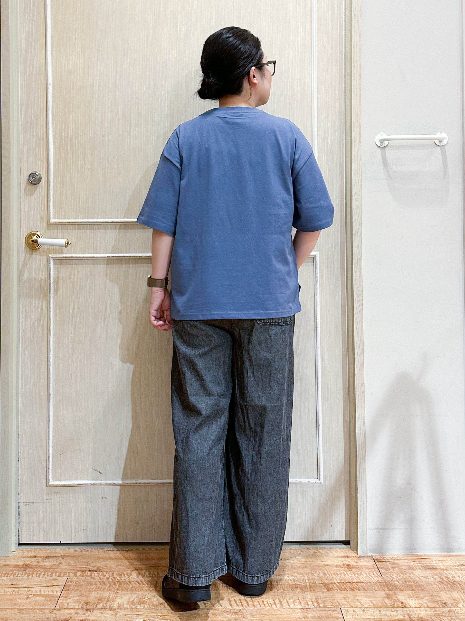 umeさんの「SHOO･LA･RUE｜【ひんやり/S-LL/体型カバー】ペプラムフリルとゴールドパーツが女性らしい UVパーカ」を使ったコーディネート