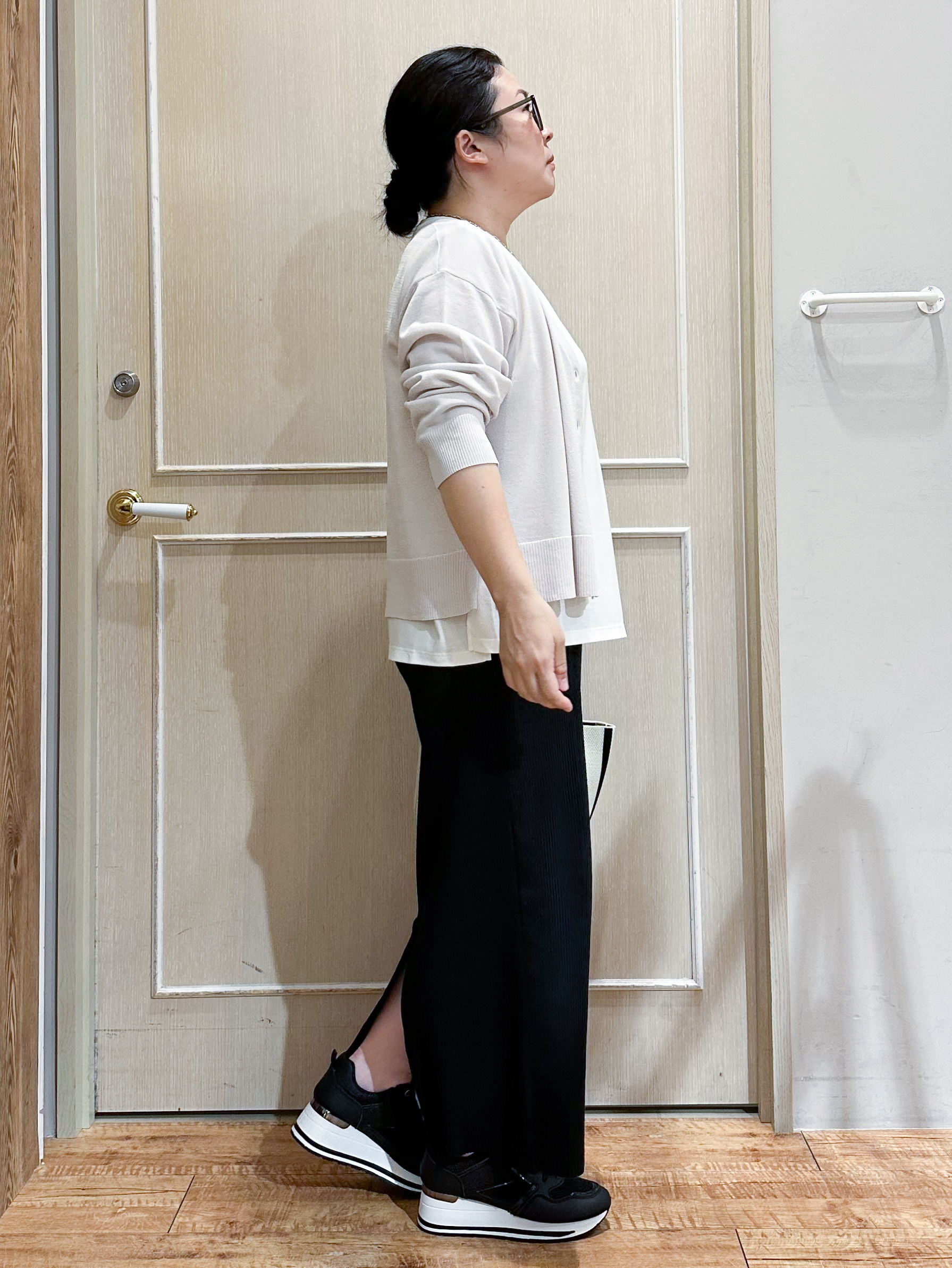 umeさんの「SHOO･LA･RUE｜【洗濯機可/ひんやり/UV】さらっとしたタッチが心地よい ショート丈 Vネックカーディガン」を使ったコーディネート