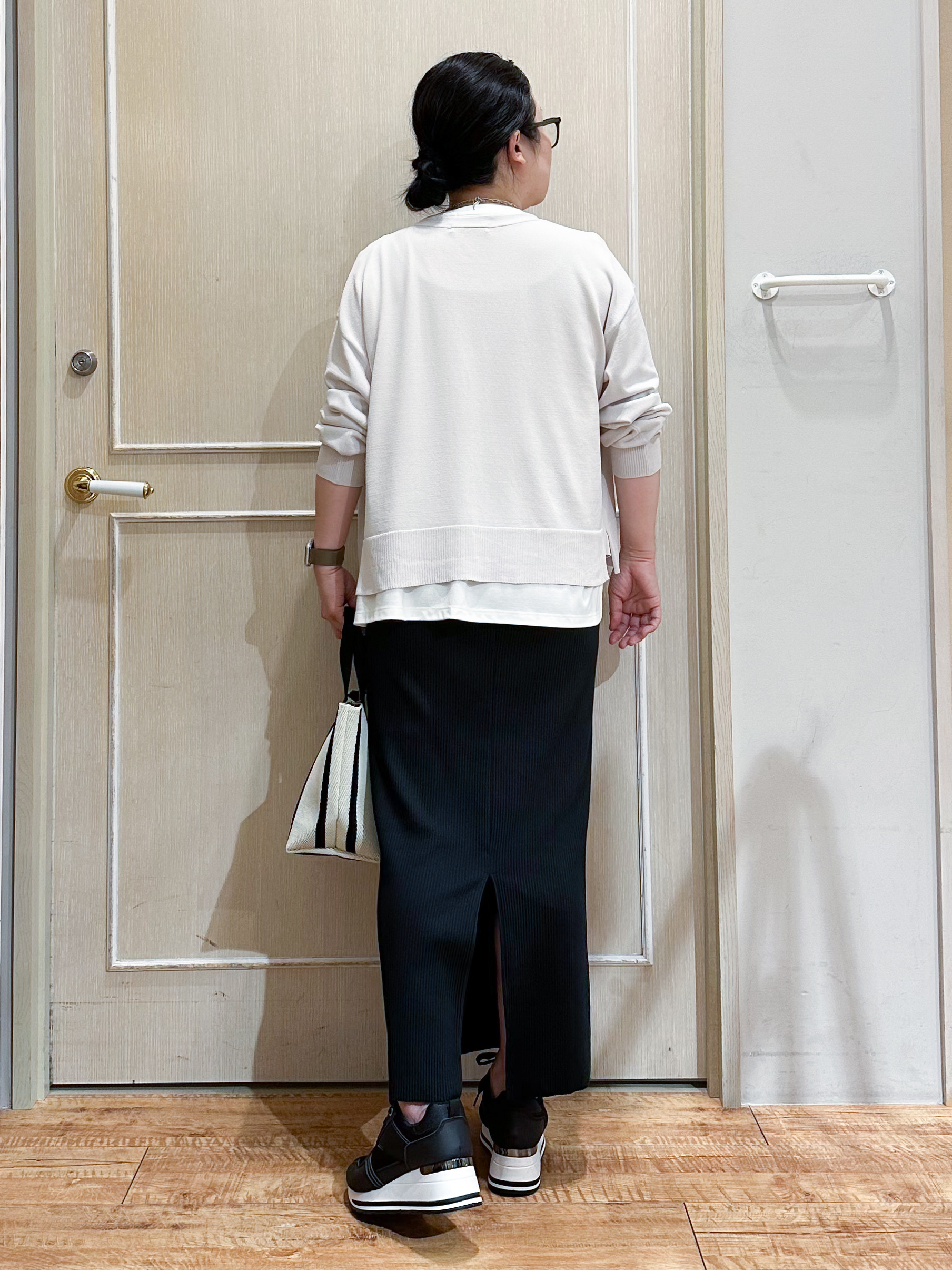 umeさんの「SHOO･LA･RUE｜【洗濯機可/ひんやり/UV】さらっとしたタッチが心地よい ショート丈 Vネックカーディガン」を使ったコーディネート