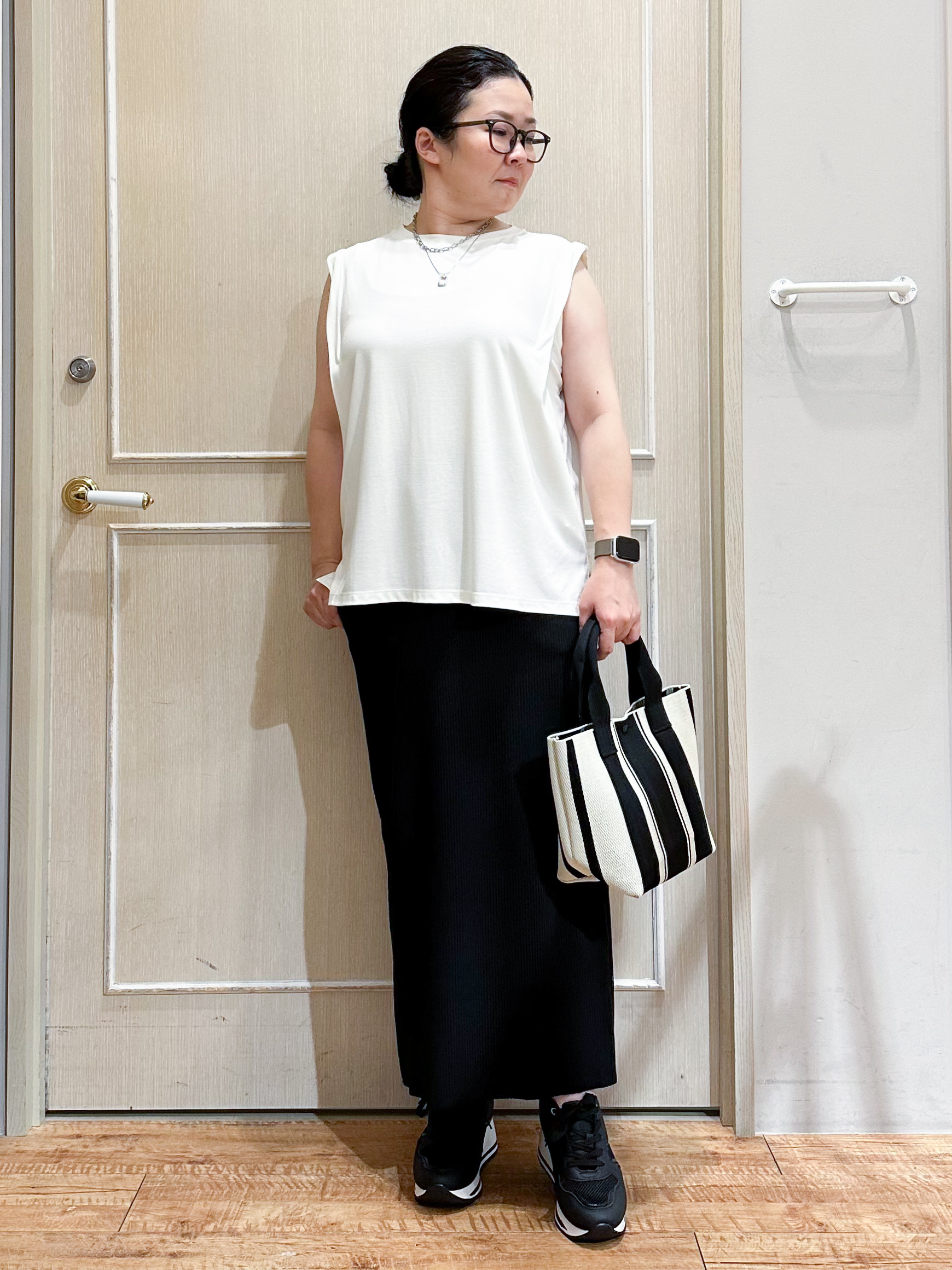 umeさんの「SHOO･LA･RUE｜【洗濯機可/ひんやり/UV】さらっとしたタッチが心地よい ショート丈 Vネックカーディガン」を使ったコーディネート