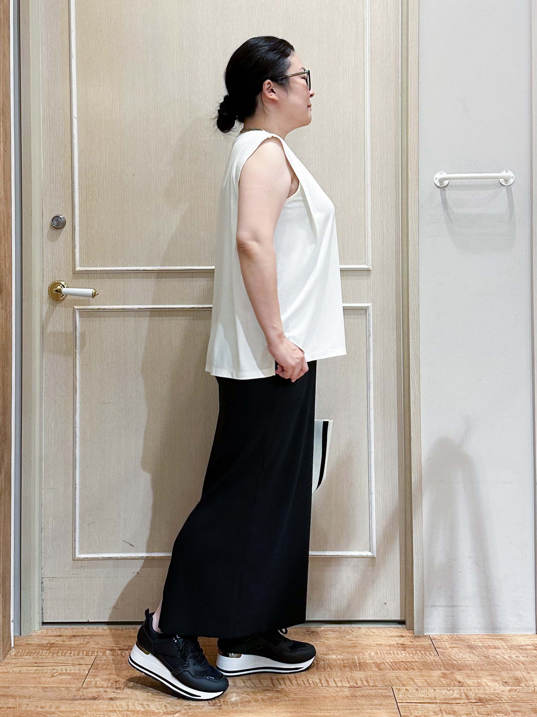 umeさんの「SHOO･LA･RUE｜【洗濯機可/ひんやり/UV】さらっとしたタッチが心地よい ショート丈 Vネックカーディガン」を使ったコーディネート