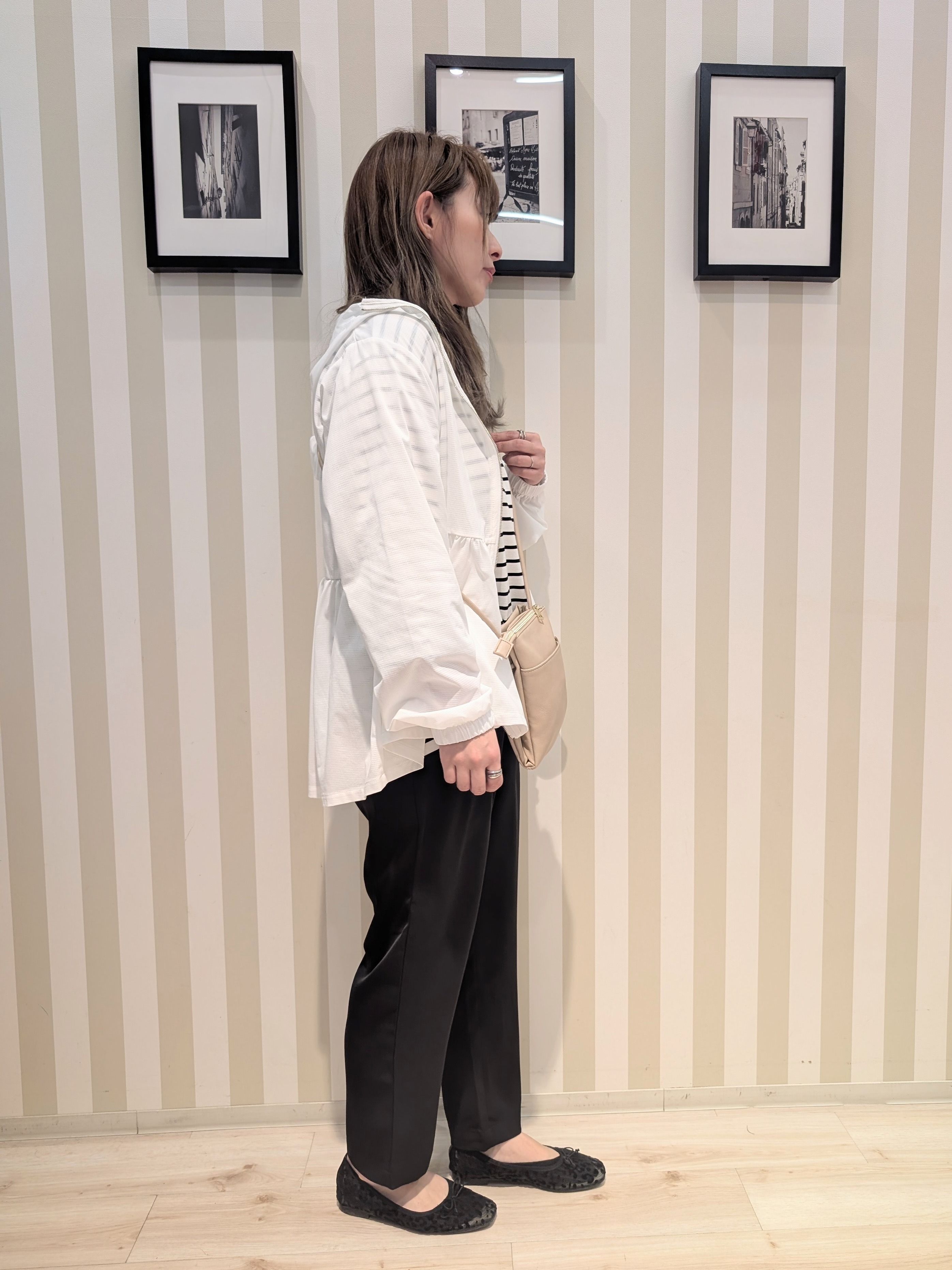 otaさんの「SHOO･LA･RUE｜【ひんやり/S-LL/体型カバー】ペプラムフリルとゴールドパーツが女性らしい UVパーカ」を使ったコーディネート