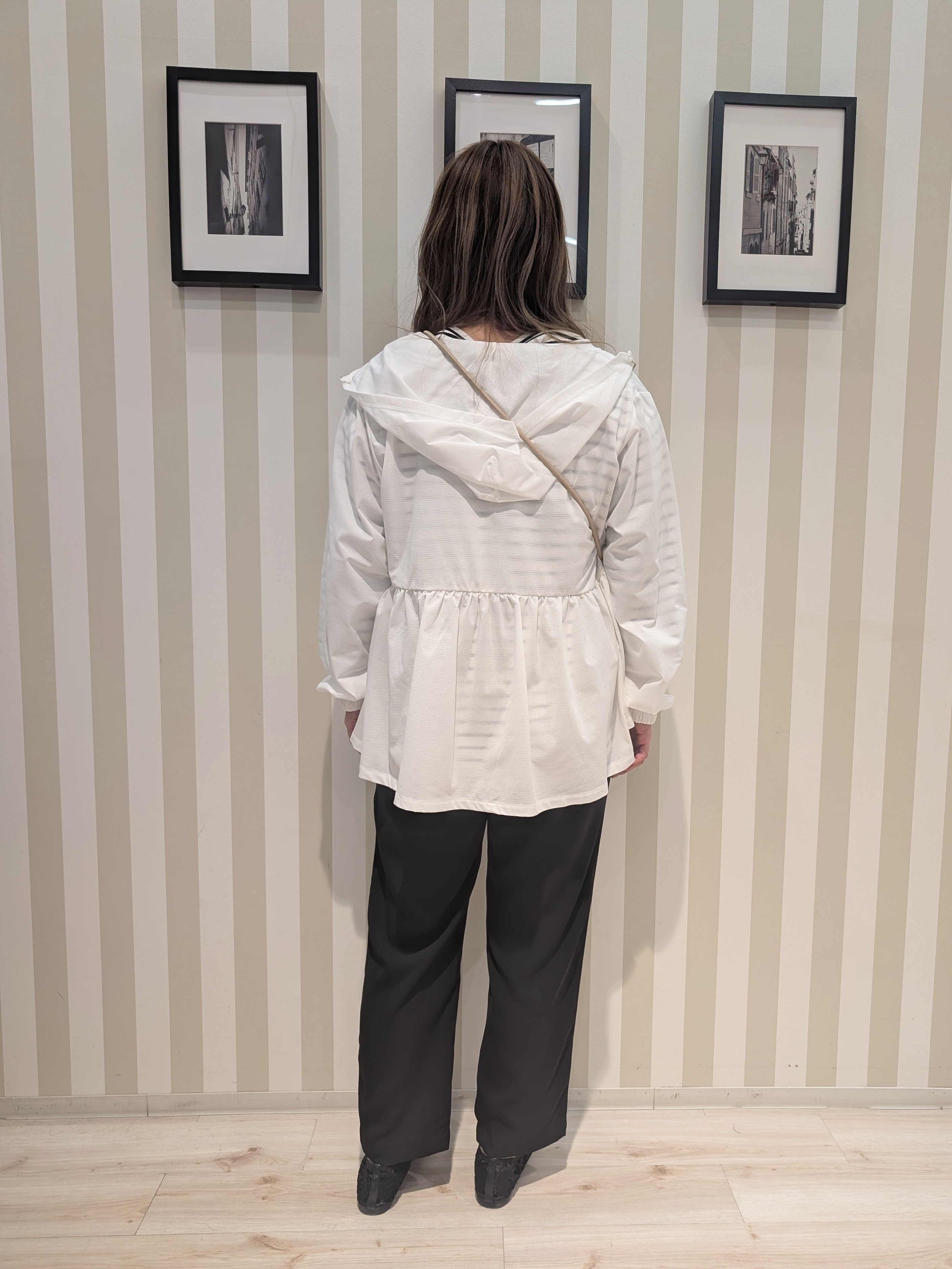 otaさんの「SHOO･LA･RUE｜【ひんやり/S-LL/体型カバー】ペプラムフリルとゴールドパーツが女性らしい UVパーカ」を使ったコーディネート
