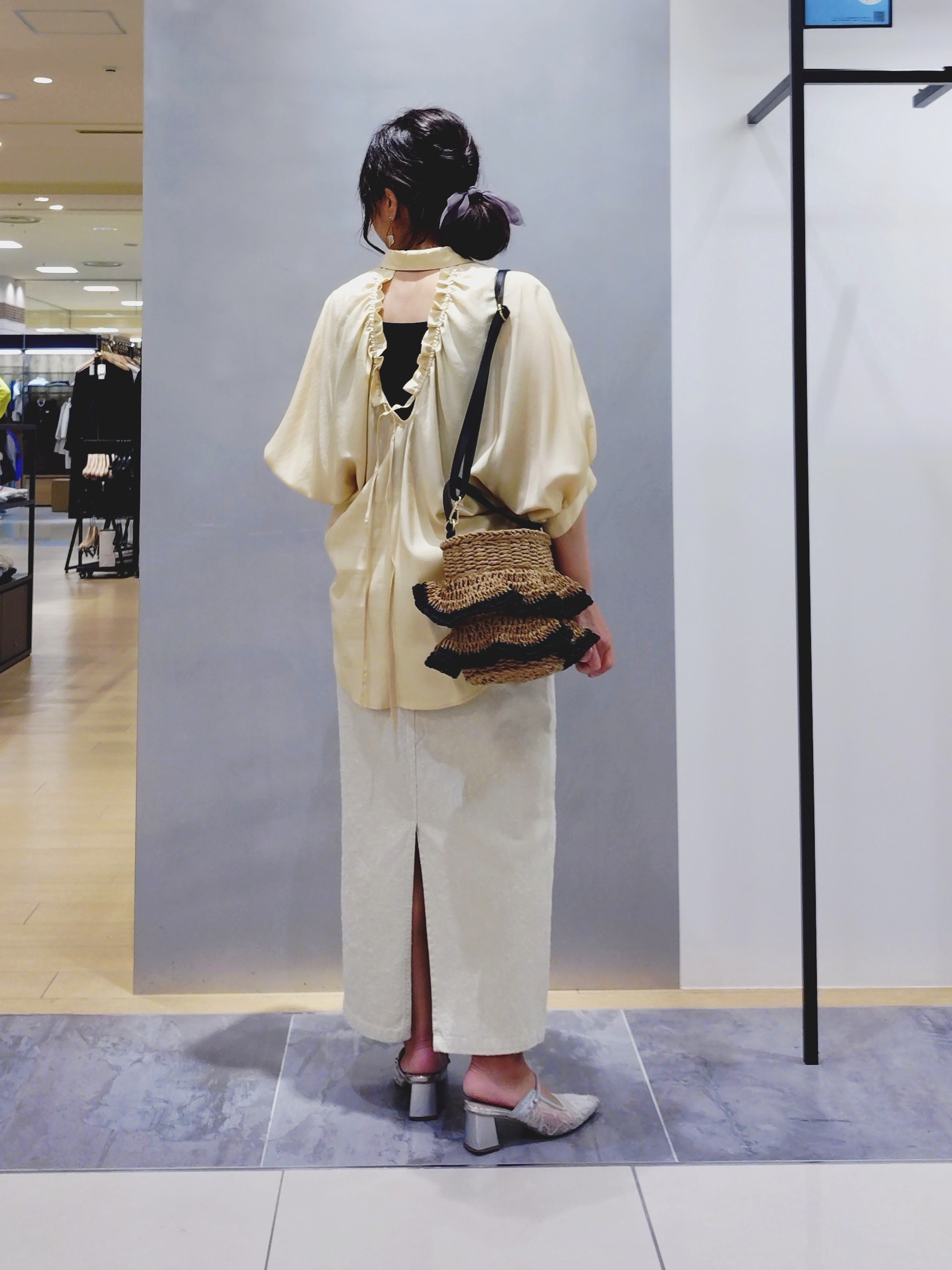 TOMOMIさんの「INDIVI｜バックドロストブラウス」を使ったコーディネート