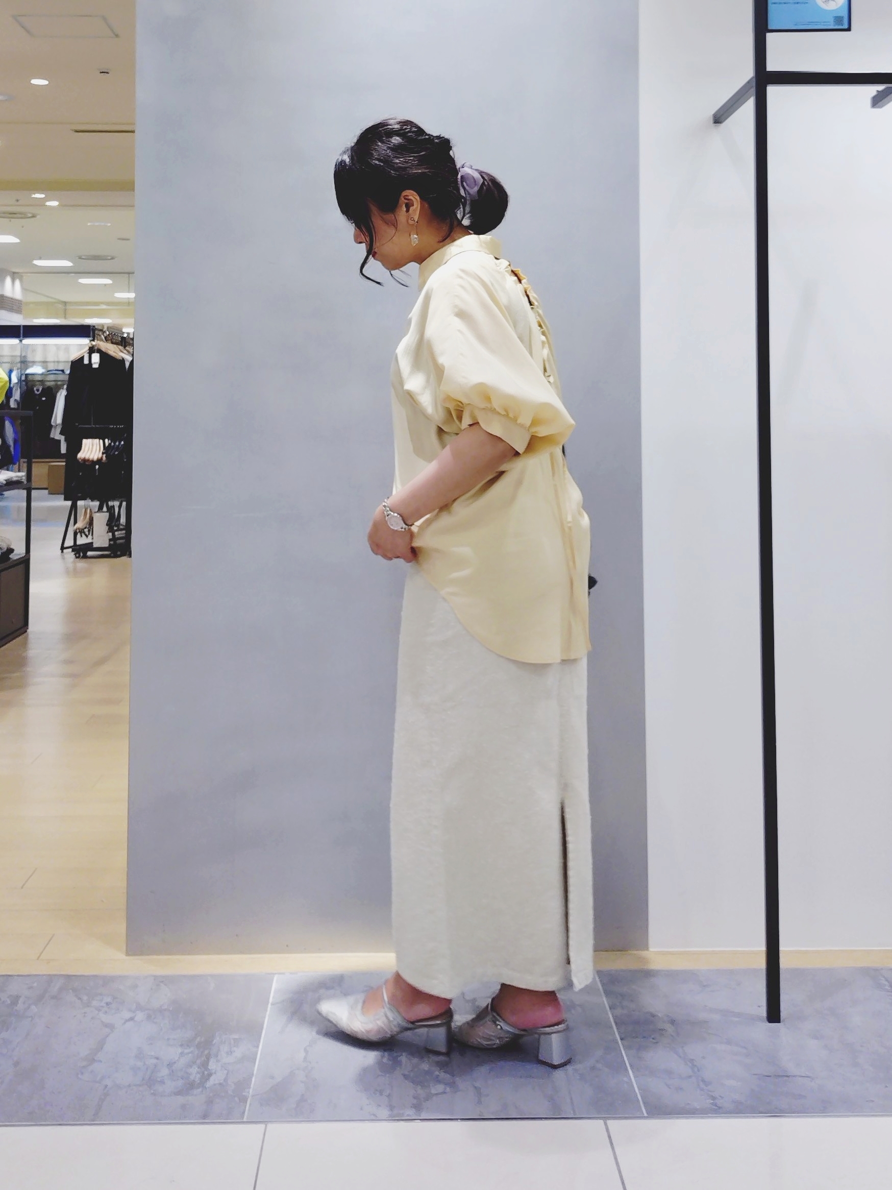 TOMOMIさんの「INDIVI｜バックドロストブラウス」を使ったコーディネート