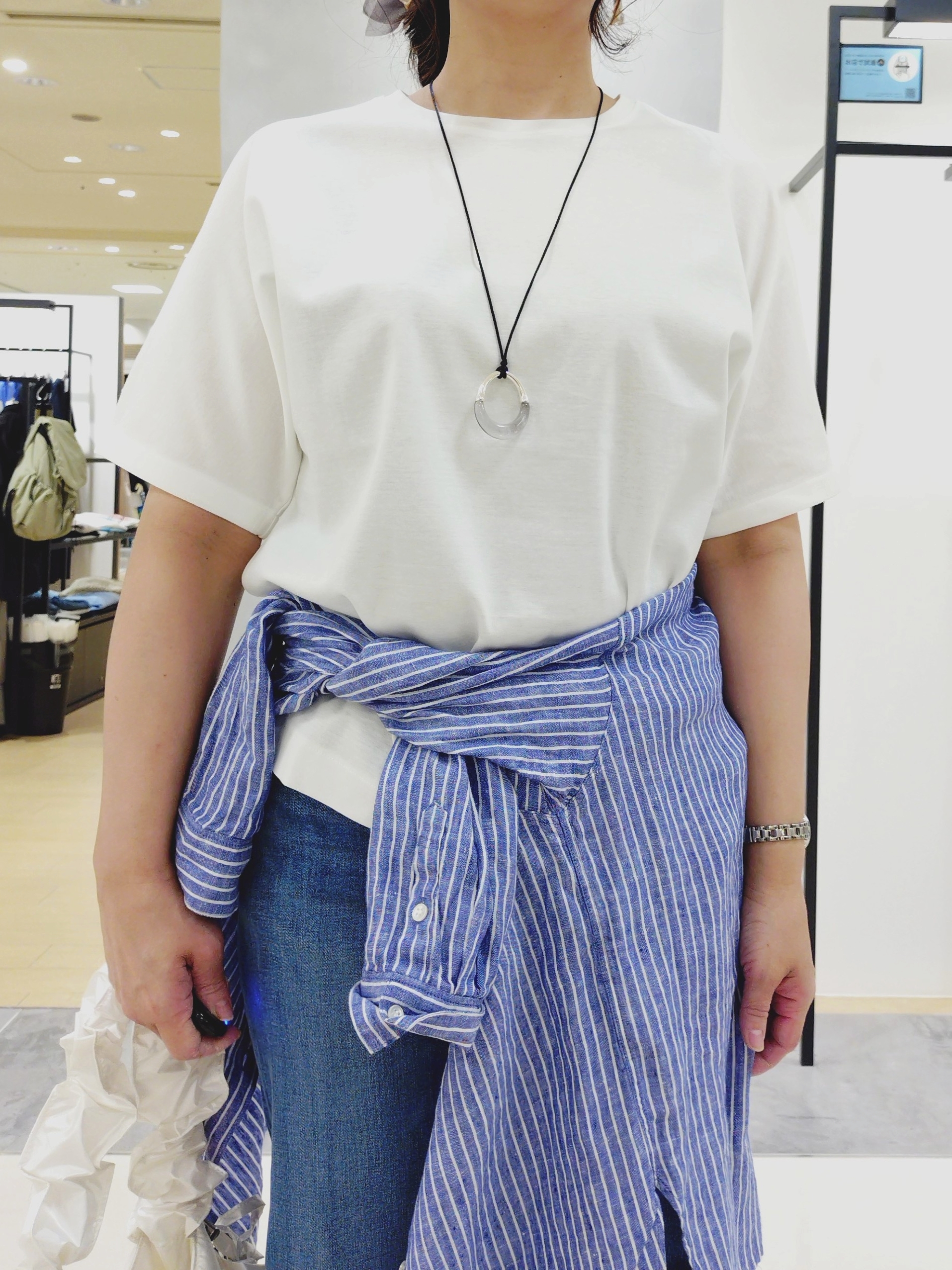 TOMOMIさんの「INDIVI｜【褒められデニム】ワイドストレート デニムパンツ」を使ったコーディネート