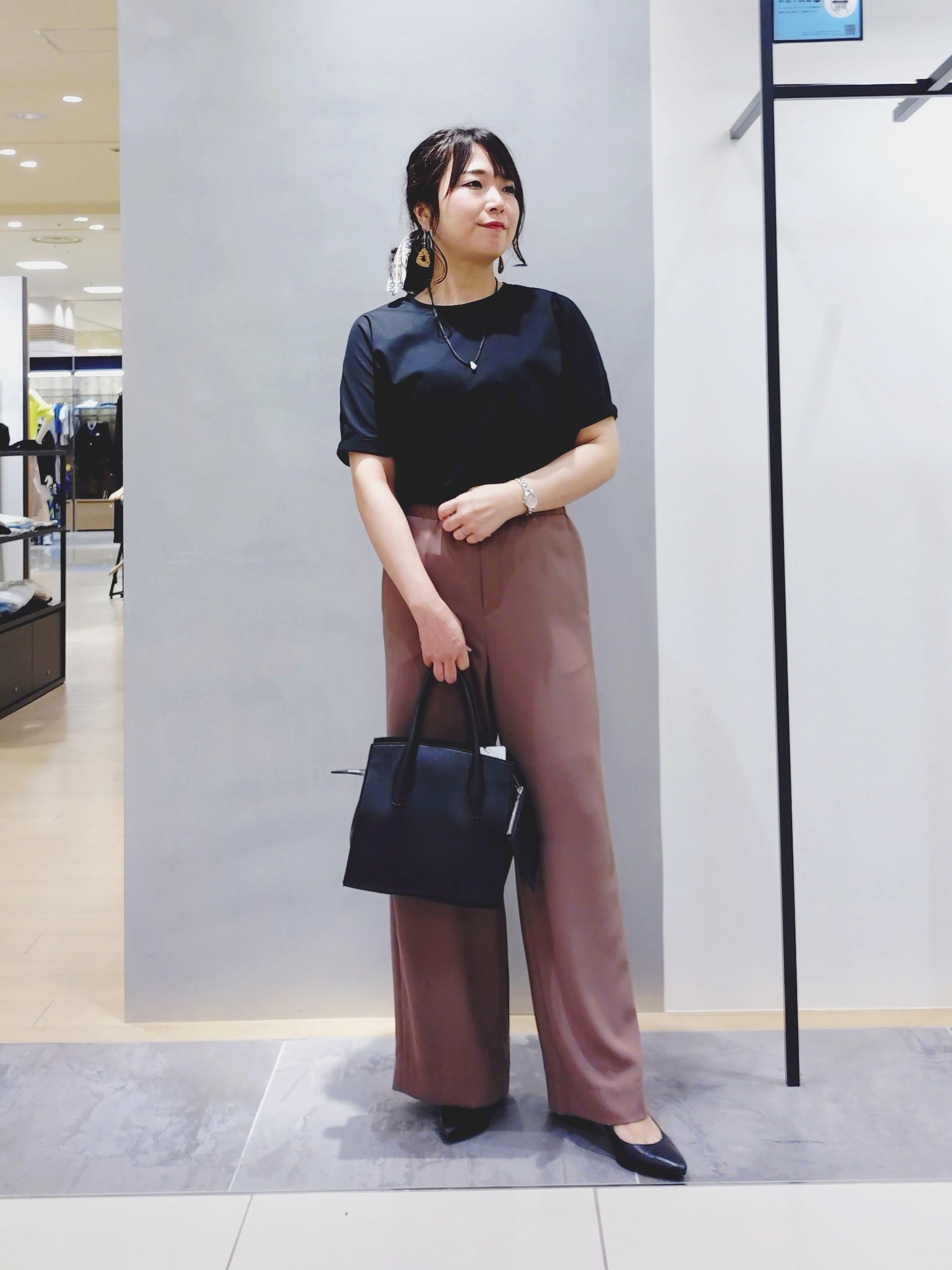 TOMOMIさんの「INDIVI｜【さらに軽く軽快！／着る日傘】イージーワイドパンツ」を使ったコーディネート