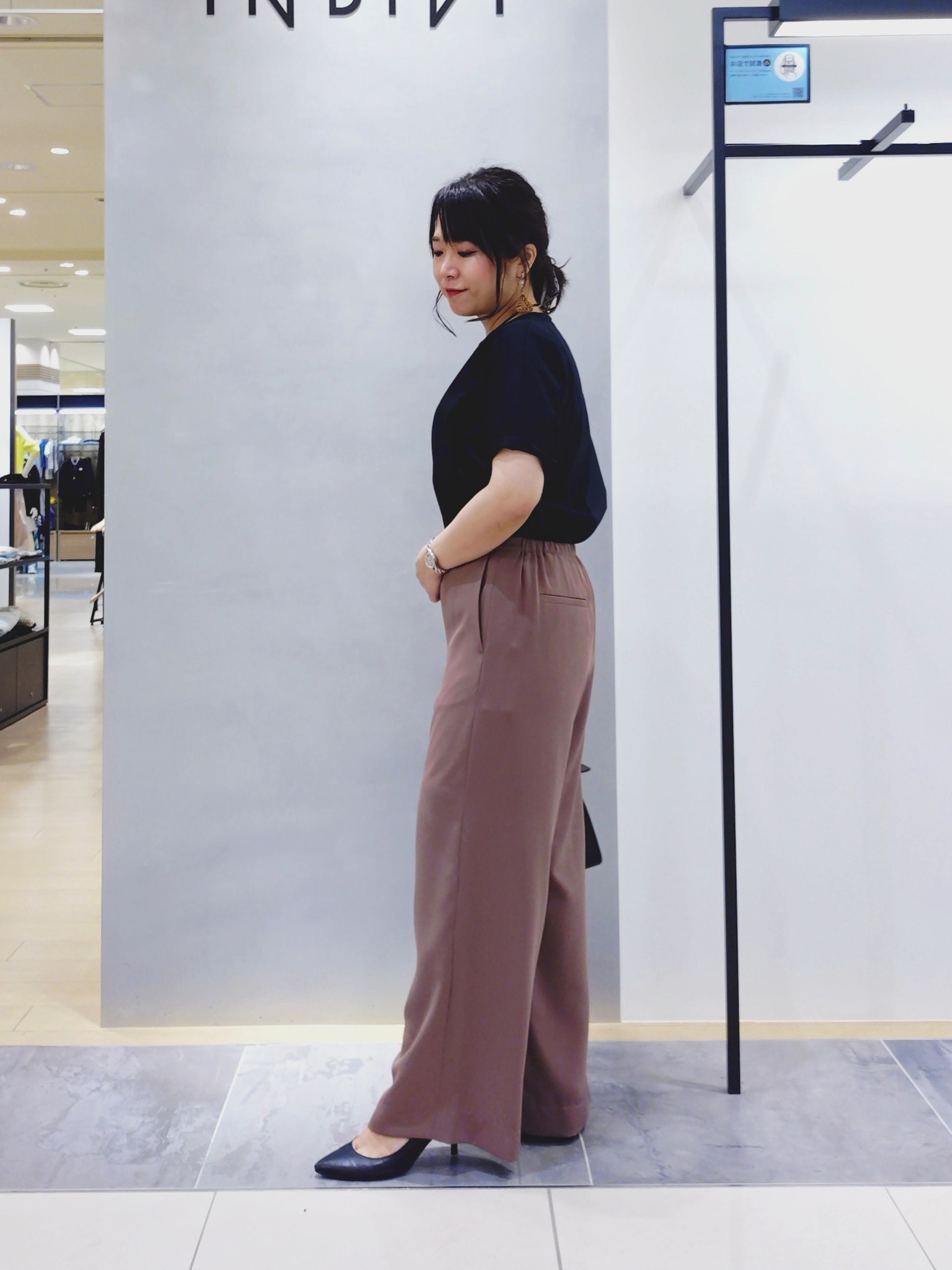 TOMOMIさんの「INDIVI｜【さらに軽く軽快！／着る日傘】イージーワイドパンツ」を使ったコーディネート