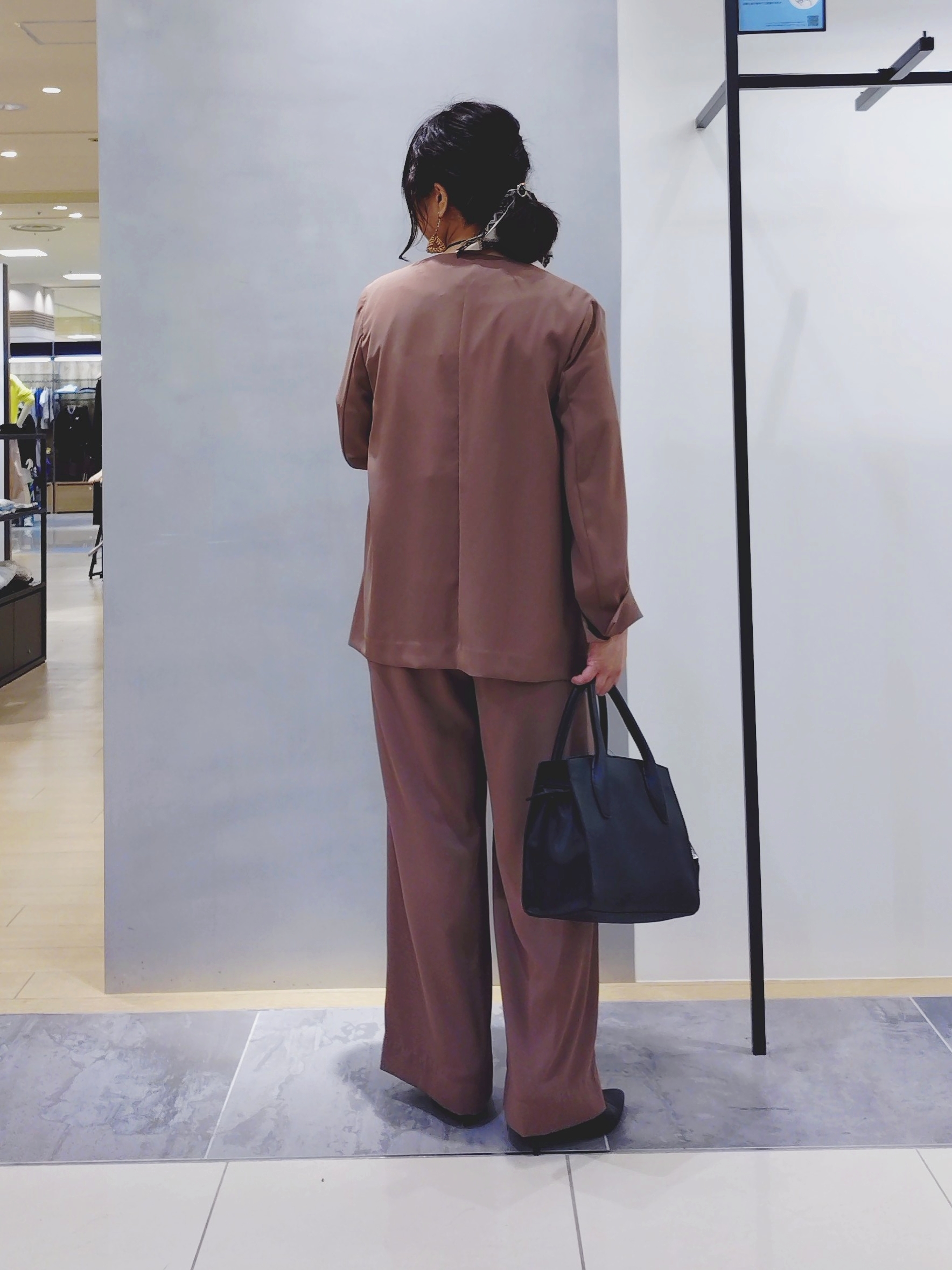 TOMOMIさんの「INDIVI｜【さらに軽く軽快！／着る日傘】イージーワイドパンツ」を使ったコーディネート