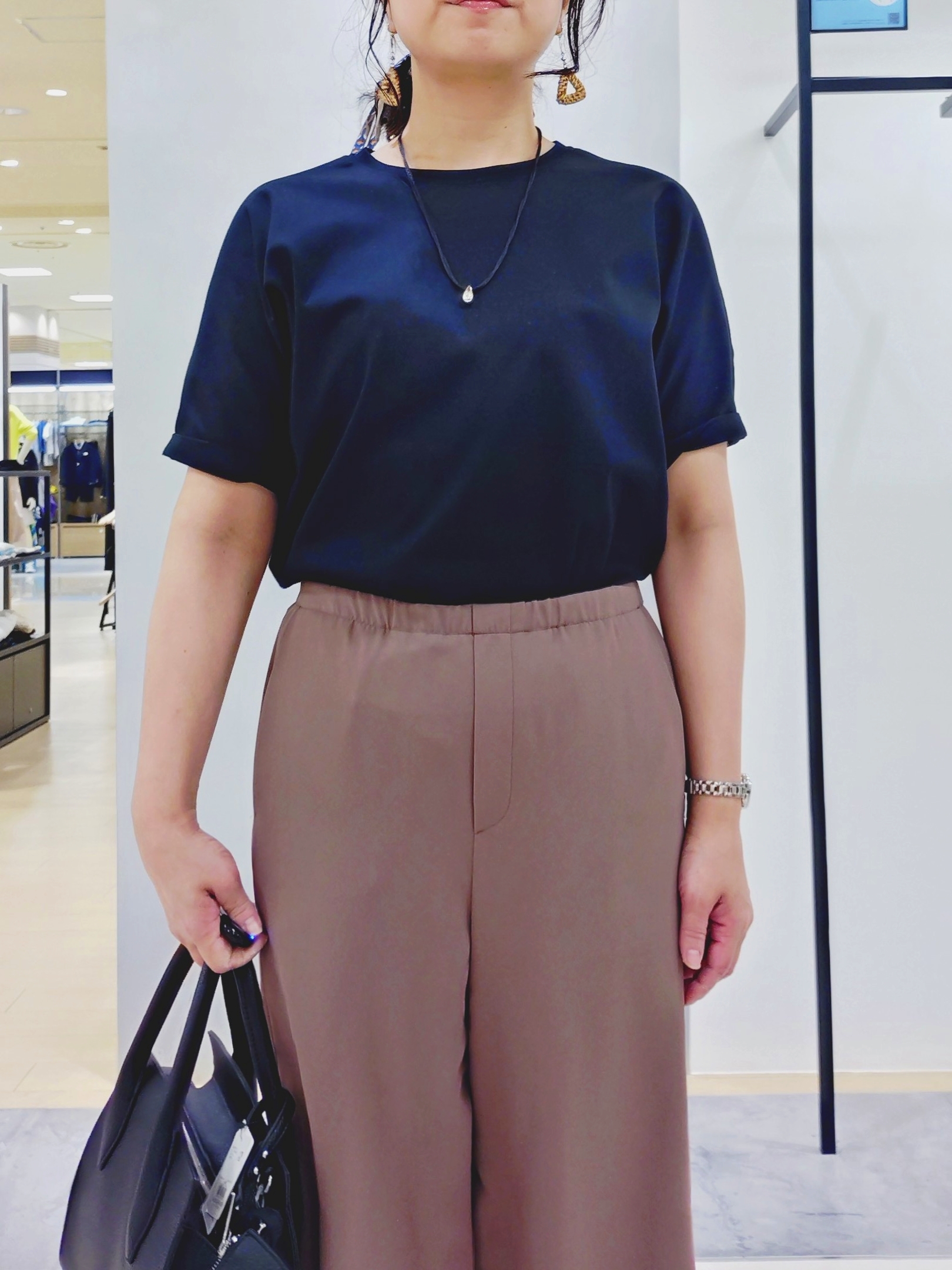 TOMOMIさんの「INDIVI｜【さらに軽く軽快！／着る日傘】イージーワイドパンツ」を使ったコーディネート
