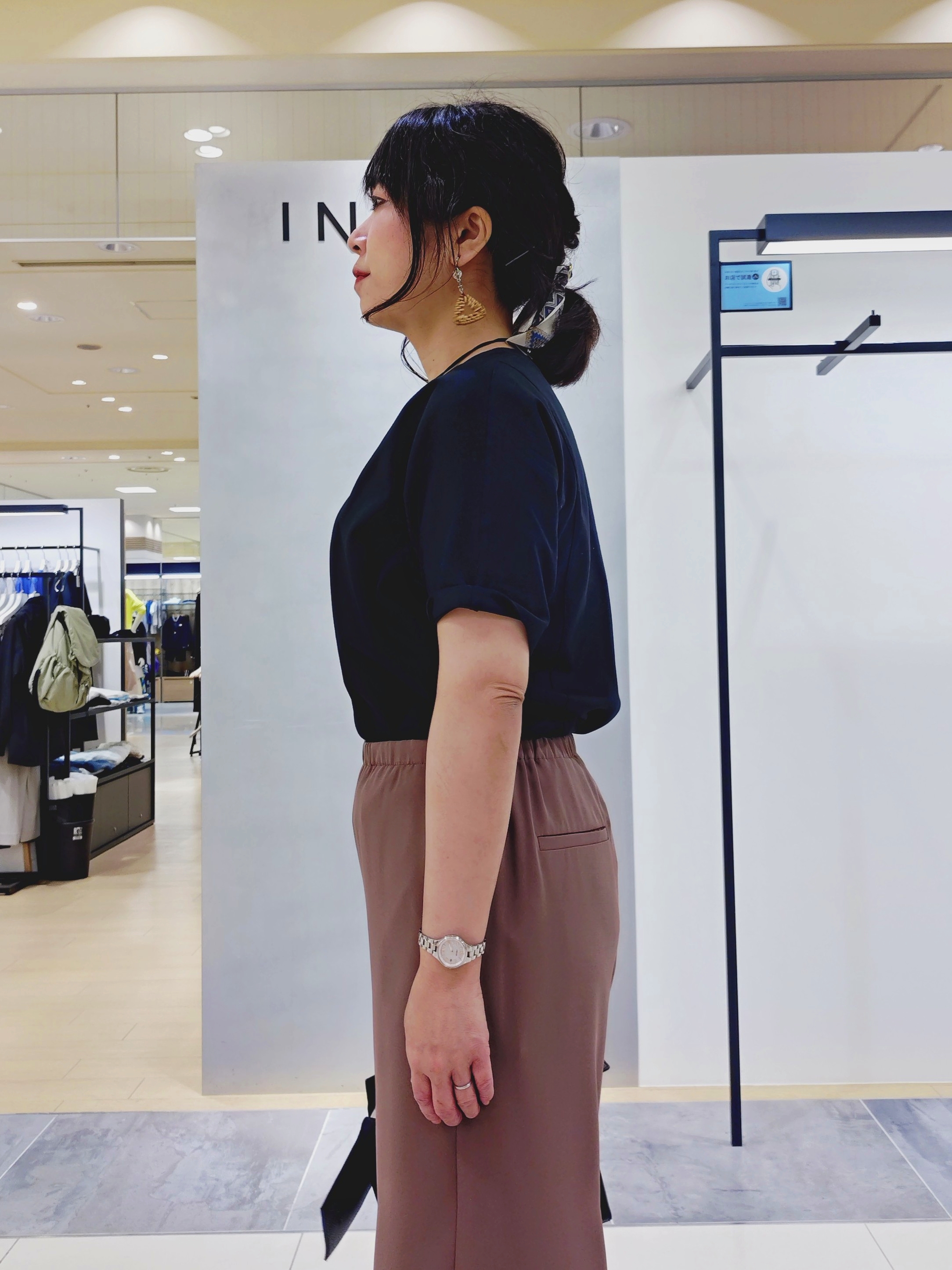 TOMOMIさんの「INDIVI｜【さらに軽く軽快！／着る日傘】イージーワイドパンツ」を使ったコーディネート