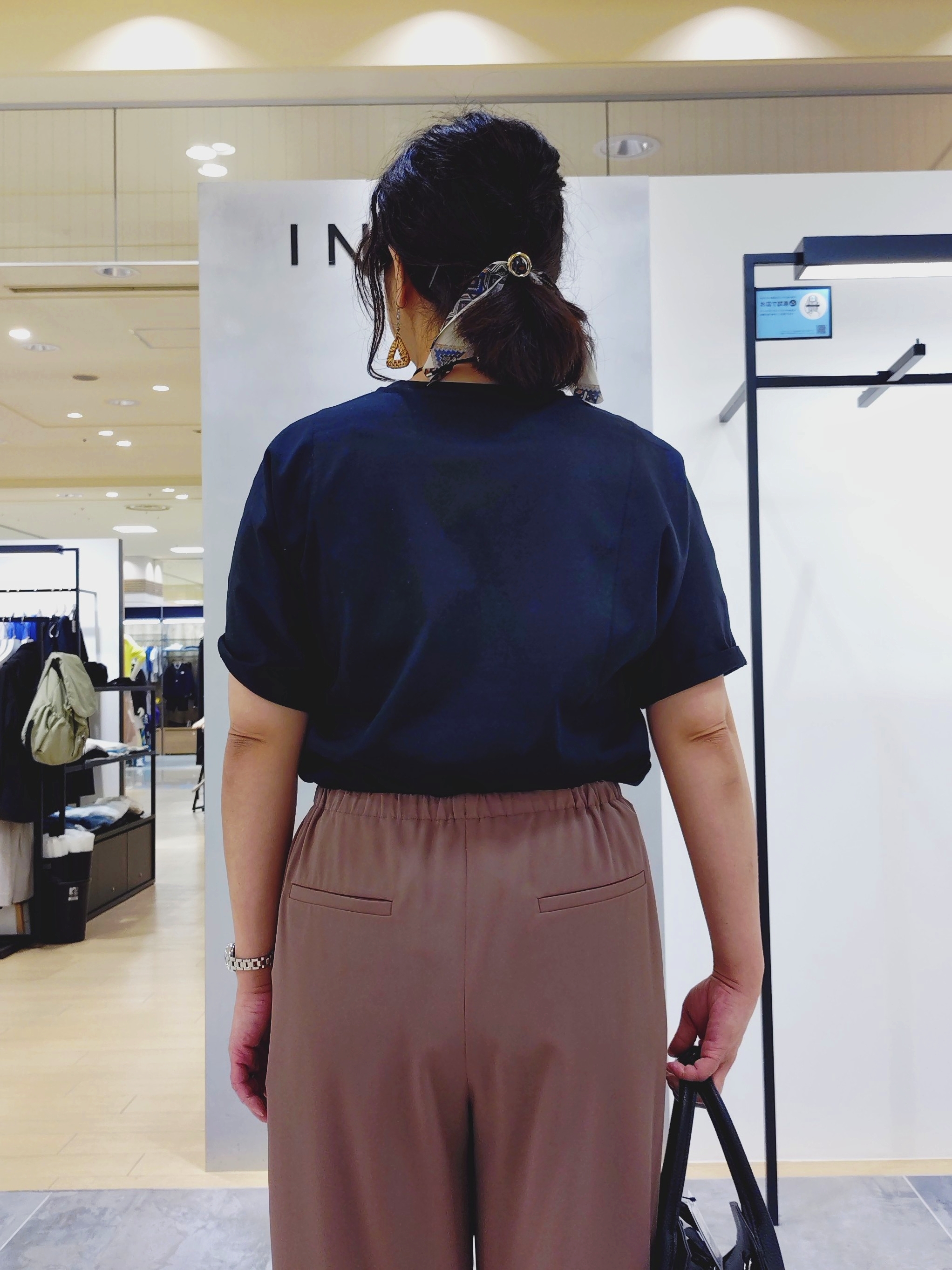 TOMOMIさんの「INDIVI｜【さらに軽く軽快！／着る日傘】イージーワイドパンツ」を使ったコーディネート