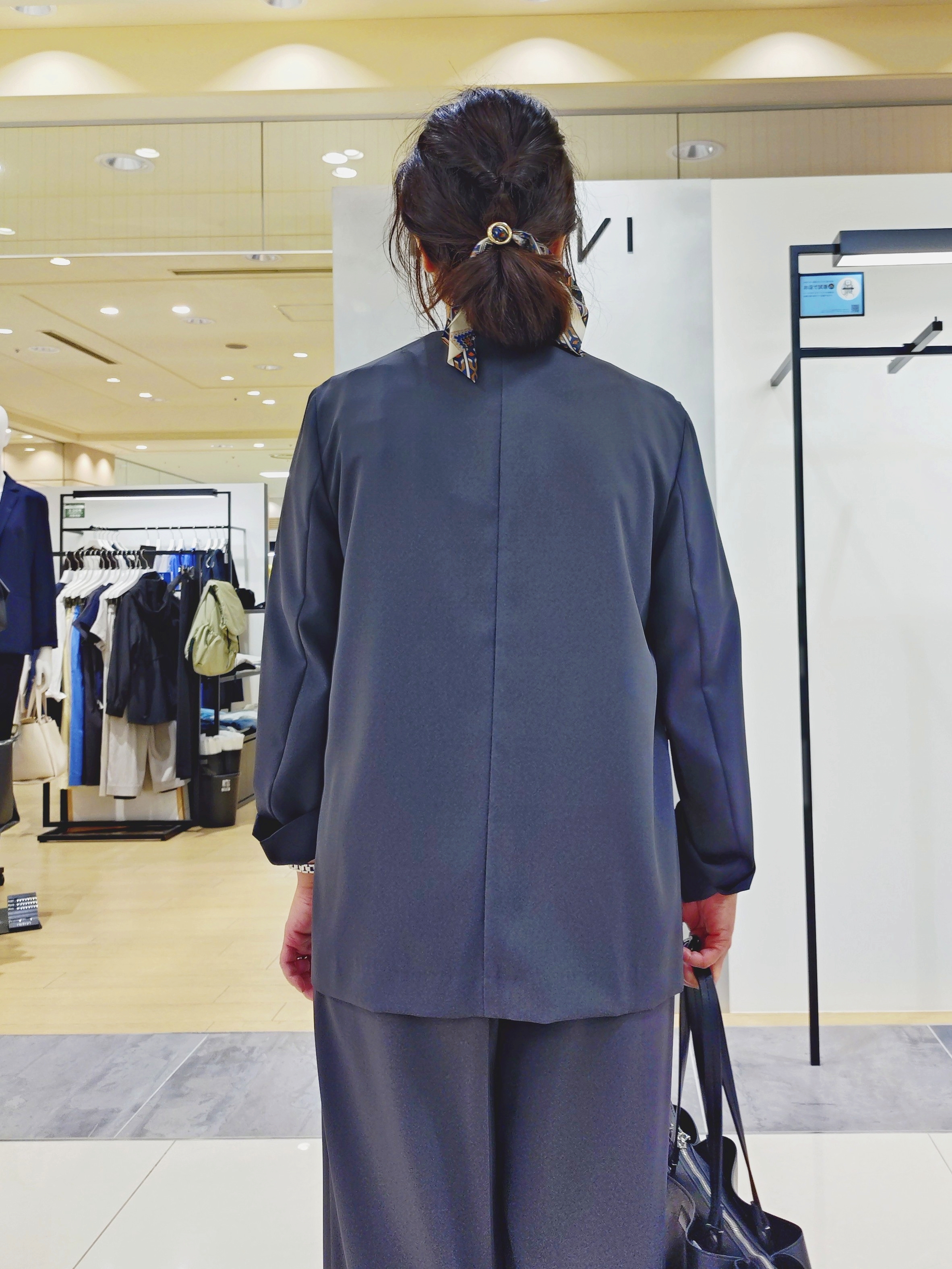 TOMOMIさんの「INDIVI｜【さらに軽く軽快！／着る日傘】イージーワイドパンツ」を使ったコーディネート