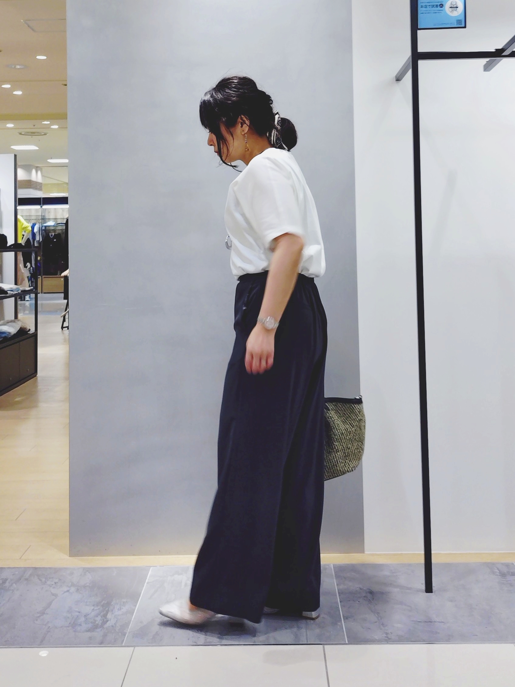 TOMOMIさんの「INDIVI｜【さらに軽く軽快！／着る日傘】イージーワイドパンツ」を使ったコーディネート
