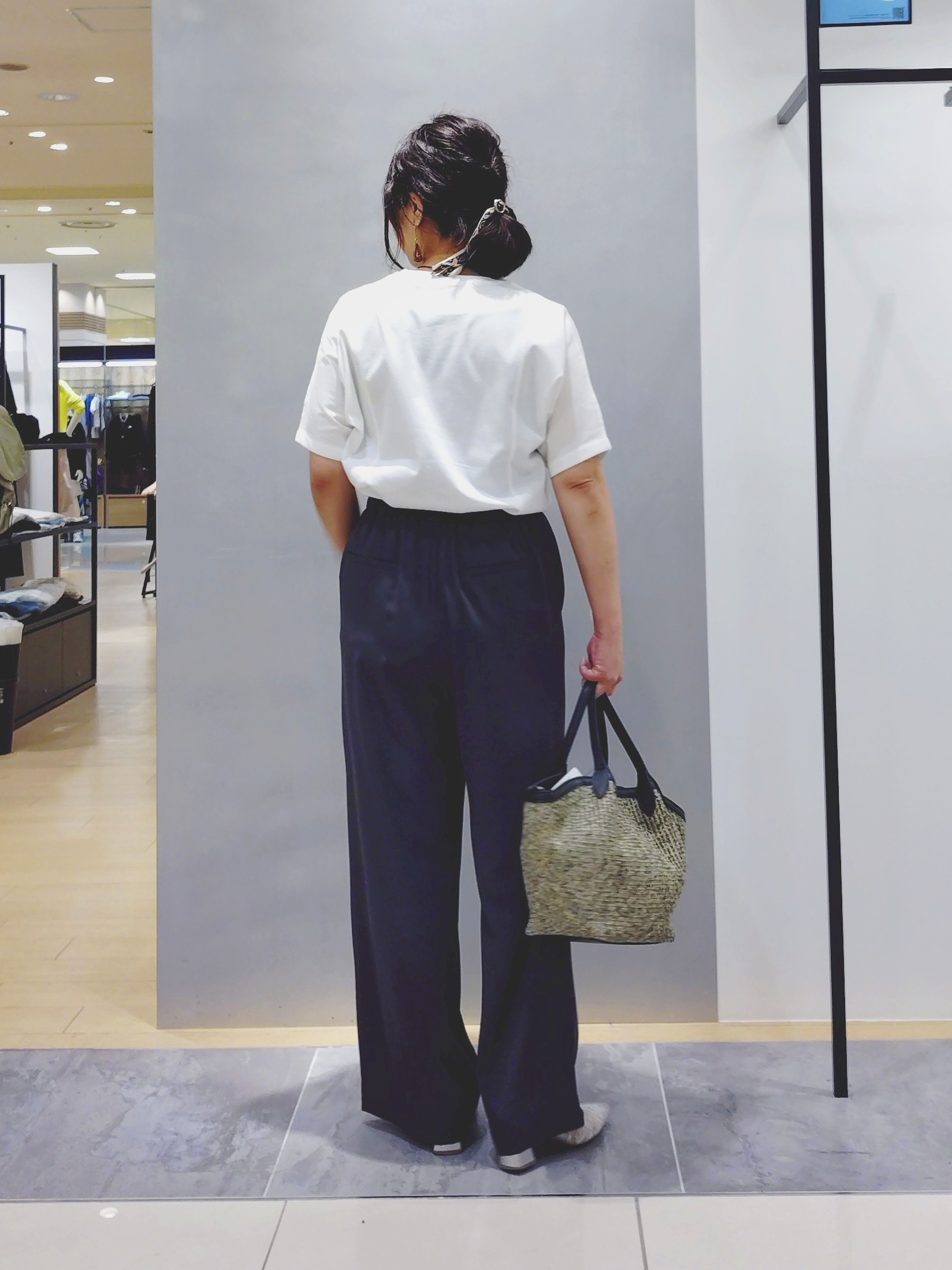 TOMOMIさんの「INDIVI｜【さらに軽く軽快！／着る日傘】イージーワイドパンツ」を使ったコーディネート