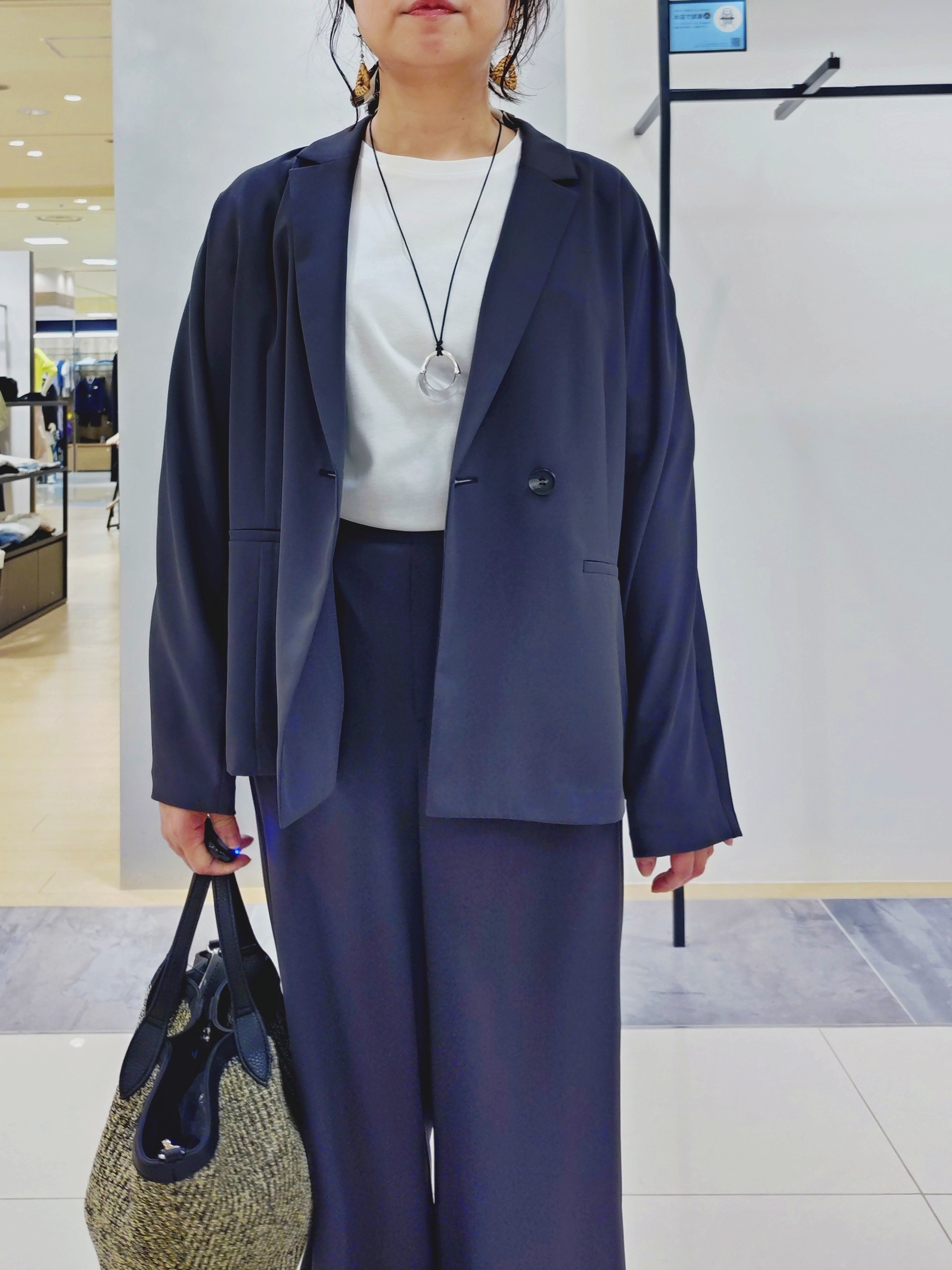TOMOMIさんの「INDIVI｜【さらに軽く軽快！／着る日傘】イージーワイドパンツ」を使ったコーディネート