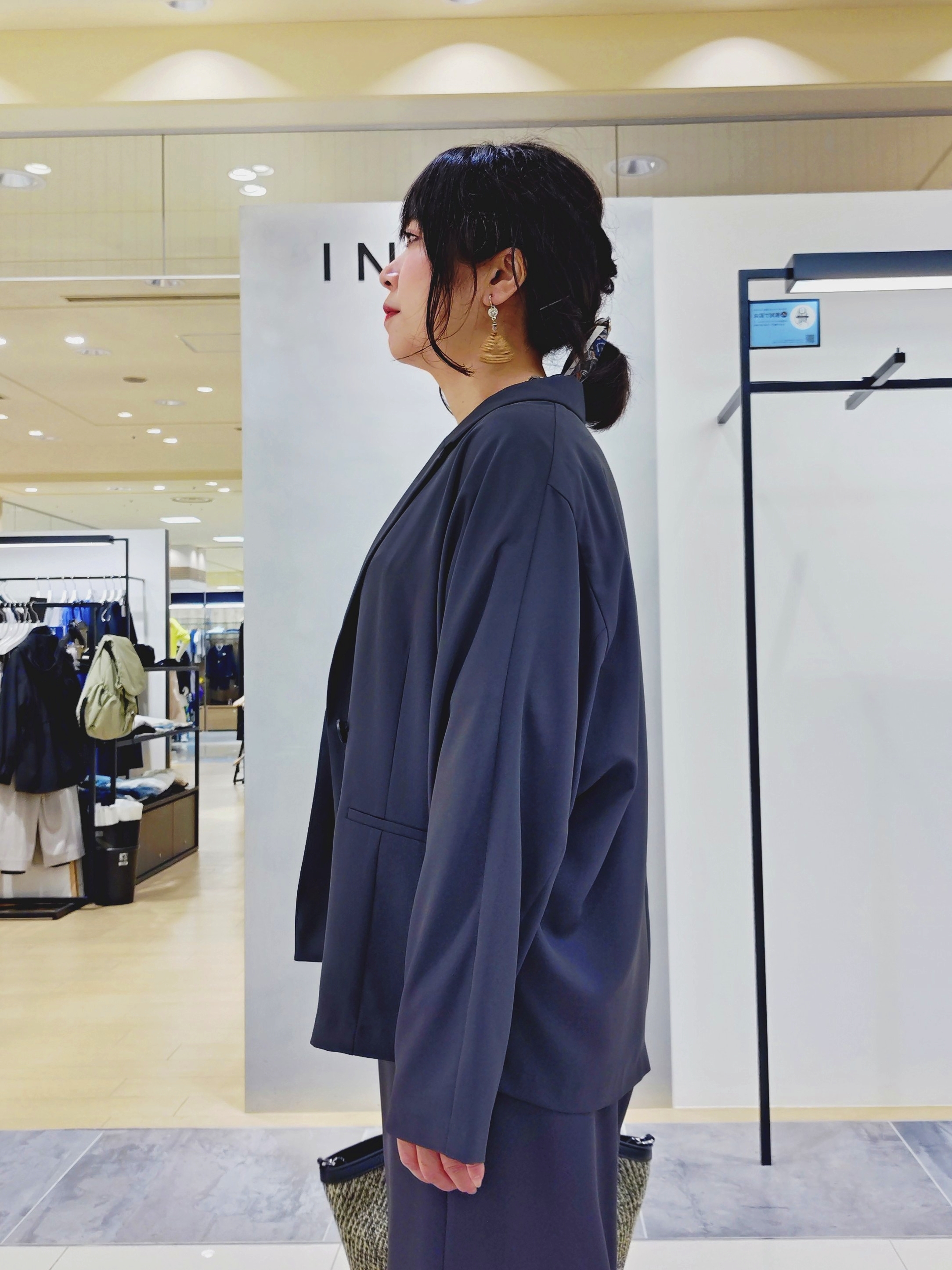 TOMOMIさんの「INDIVI｜【さらに軽く軽快！／着る日傘】イージーワイドパンツ」を使ったコーディネート