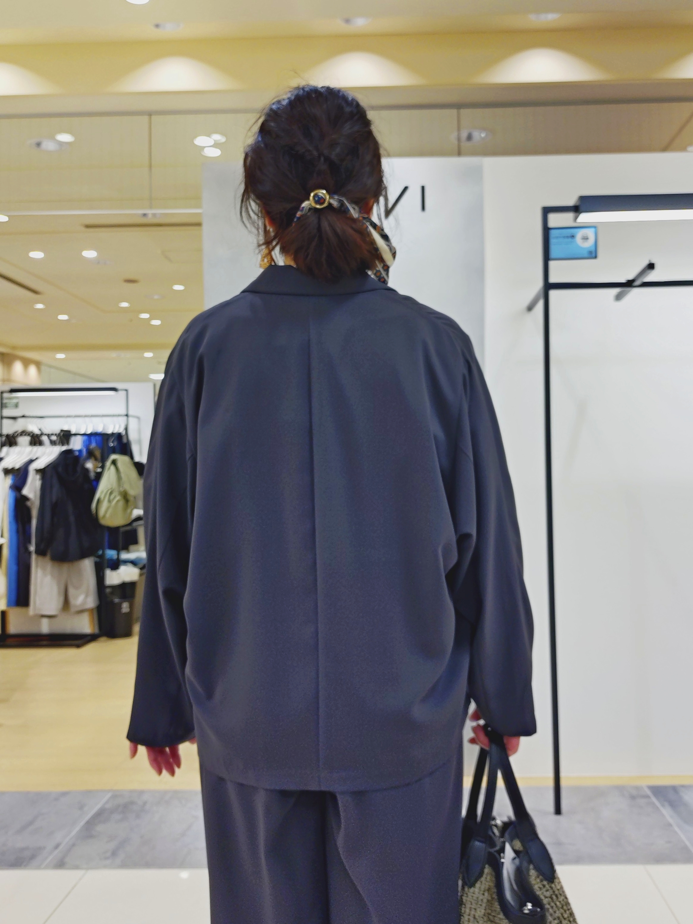 TOMOMIさんの「INDIVI｜【さらに軽く軽快！／着る日傘】イージーワイドパンツ」を使ったコーディネート