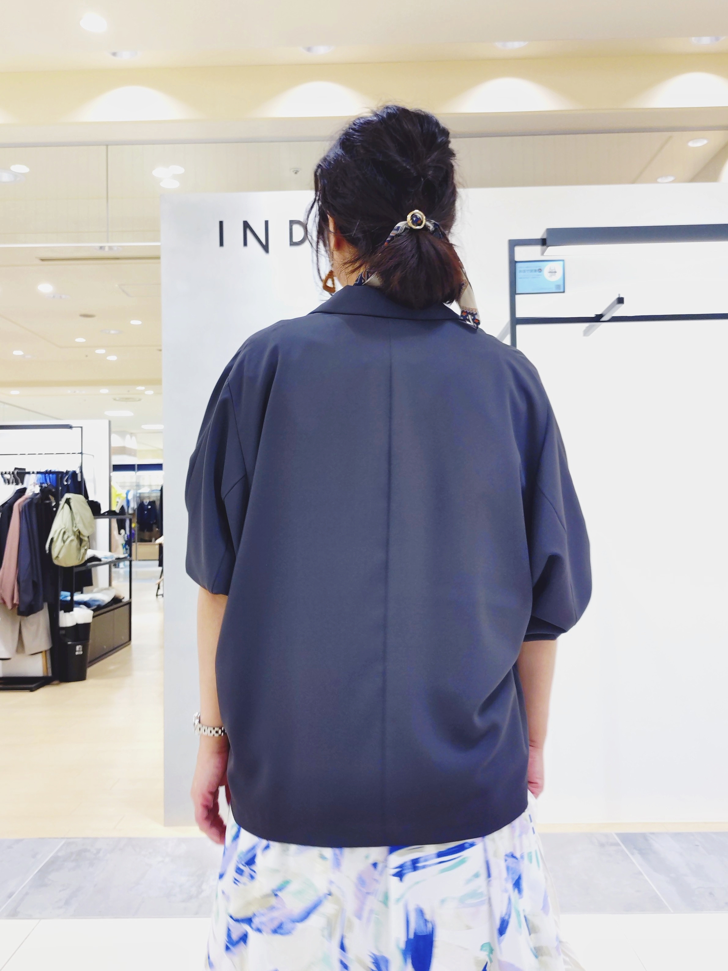 TOMOMIさんの「INDIVI｜【洗える】リーフ柄タックフレアスカート」を使ったコーディネート