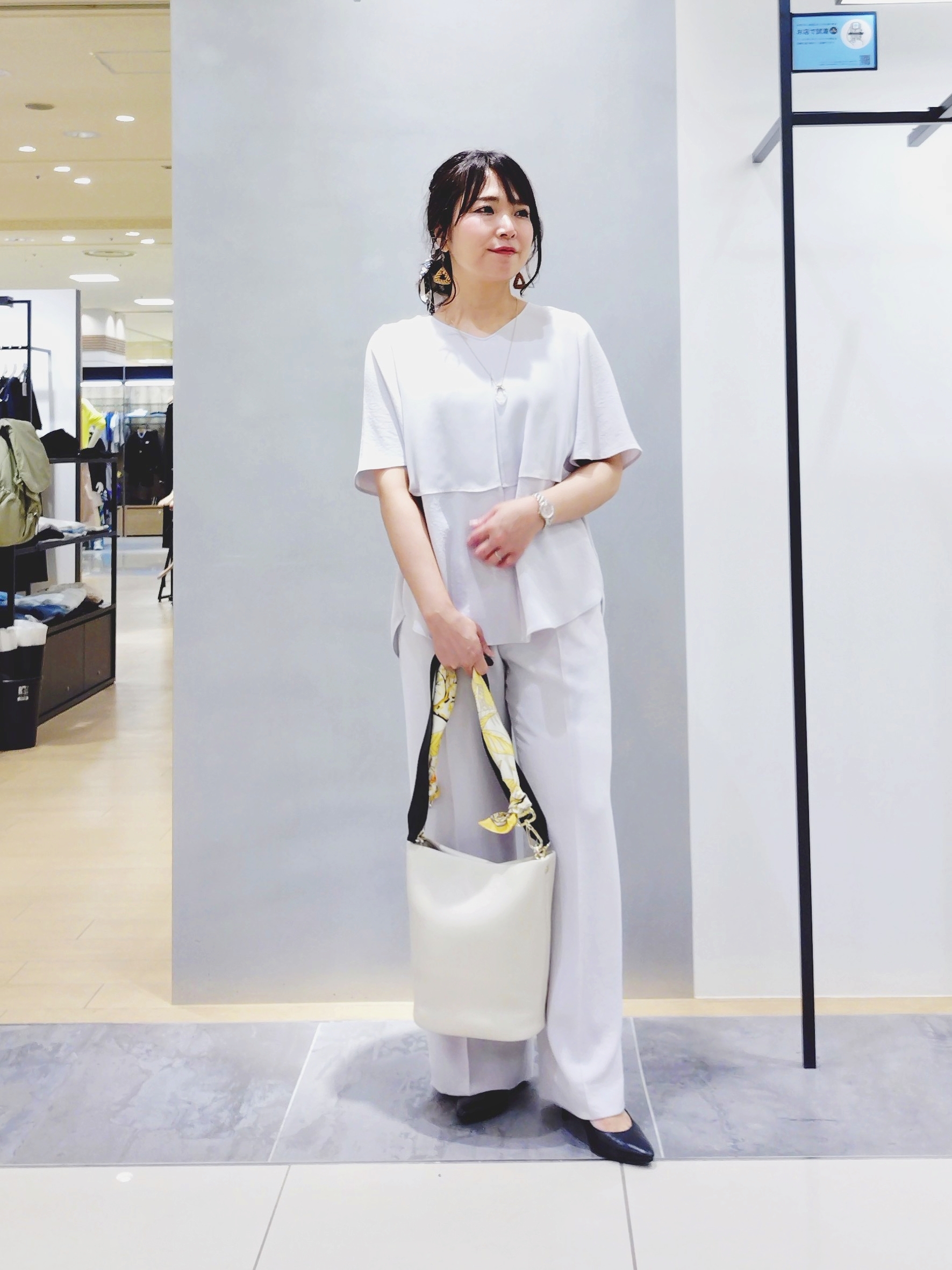 TOMOMIさんの「INDIVI｜【洗える／UVケア／SETUP可】着る日傘ワイドパンツ」を使ったコーディネート