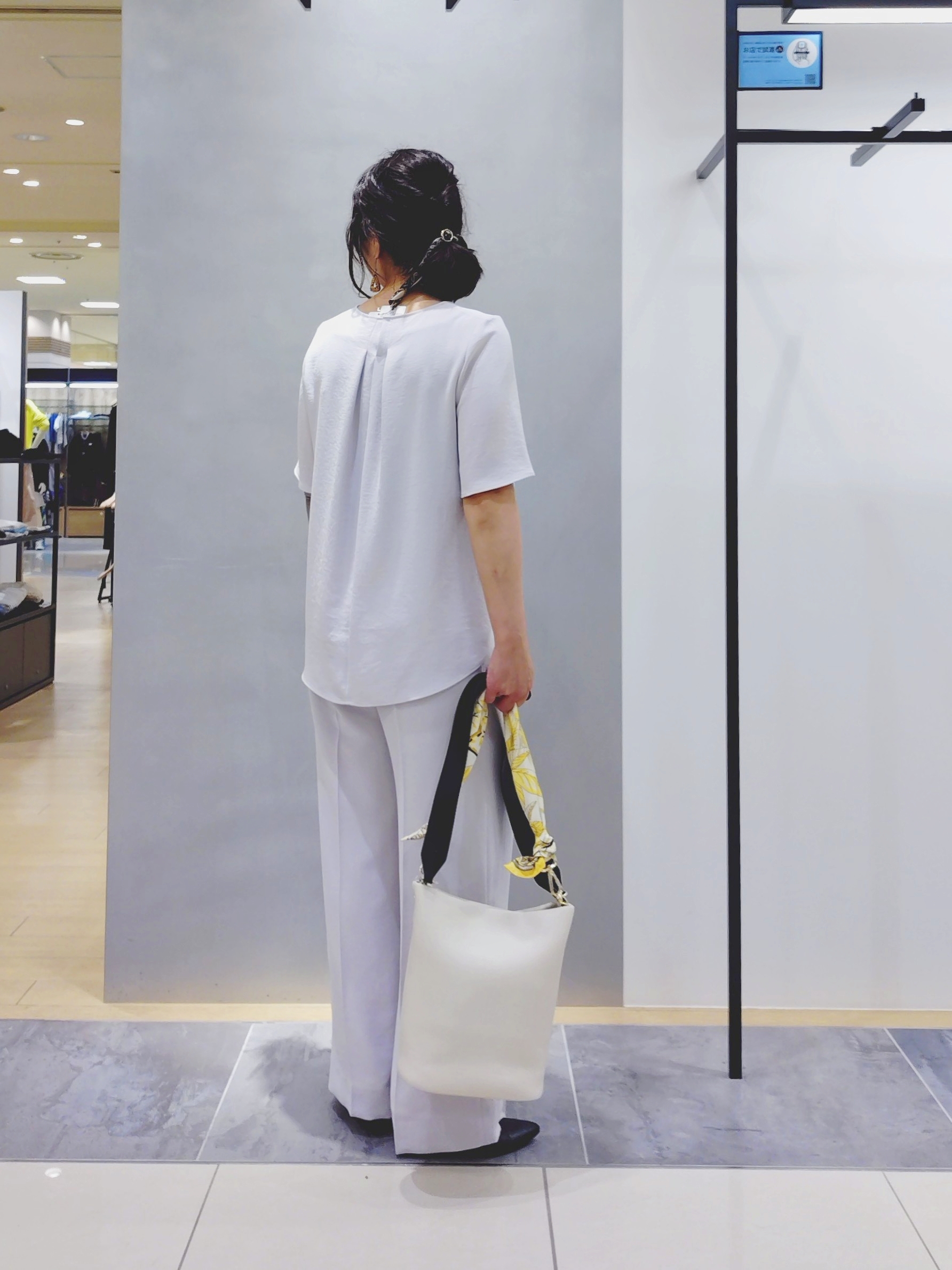 TOMOMIさんの「INDIVI｜【洗える／UVケア／SETUP可】着る日傘ワイドパンツ」を使ったコーディネート
