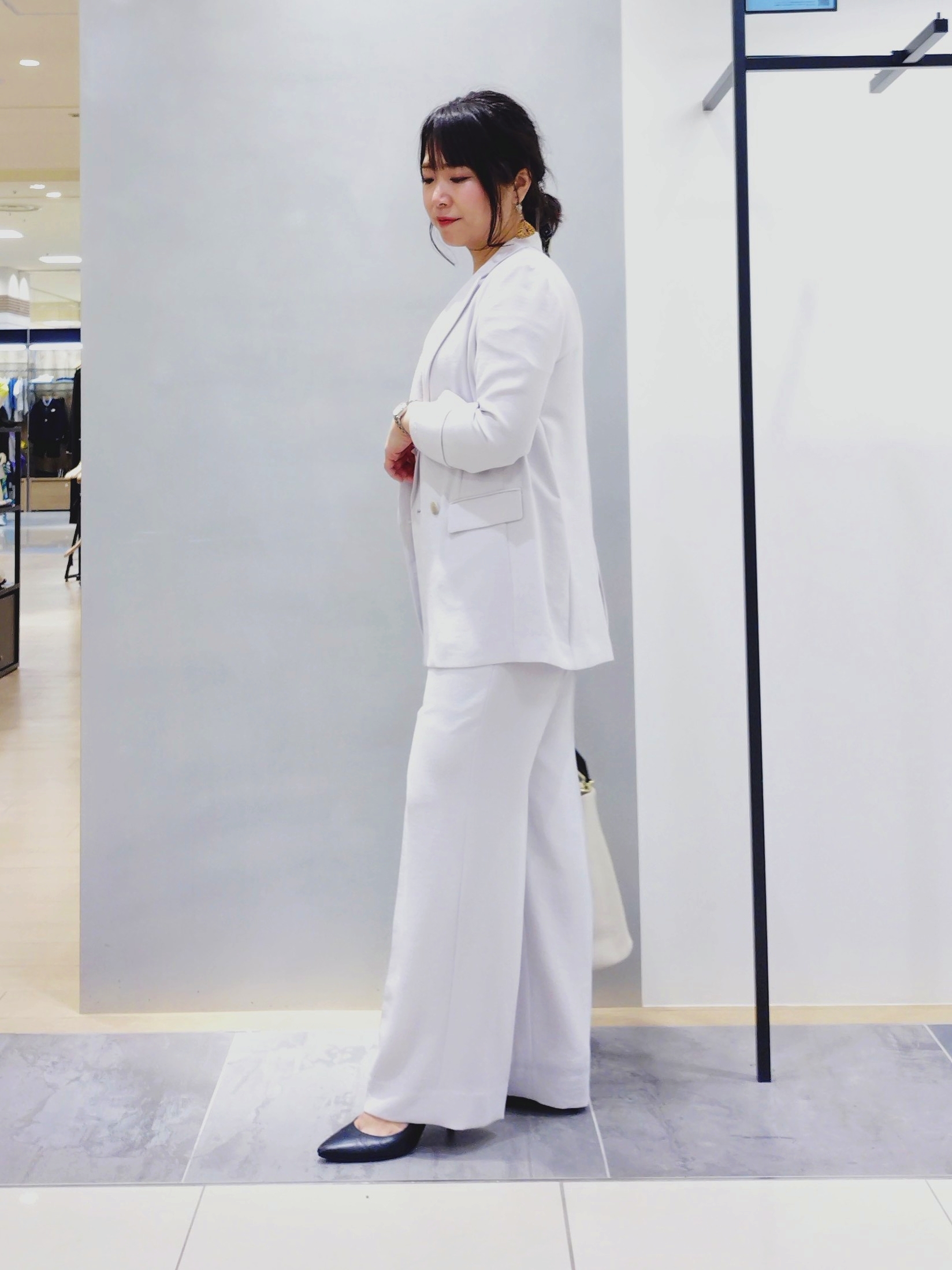 TOMOMIさんの「INDIVI｜【洗える／UVケア／SETUP可】着る日傘ワイドパンツ」を使ったコーディネート