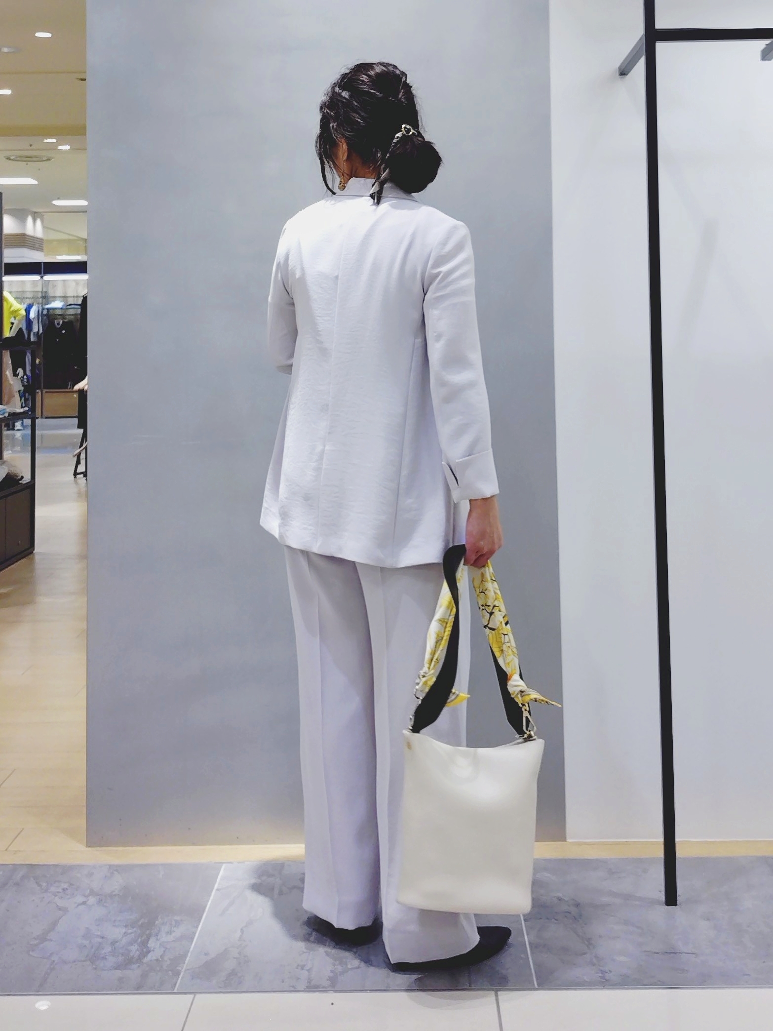 TOMOMIさんの「INDIVI｜【洗える／UVケア／SETUP可】着る日傘ワイドパンツ」を使ったコーディネート