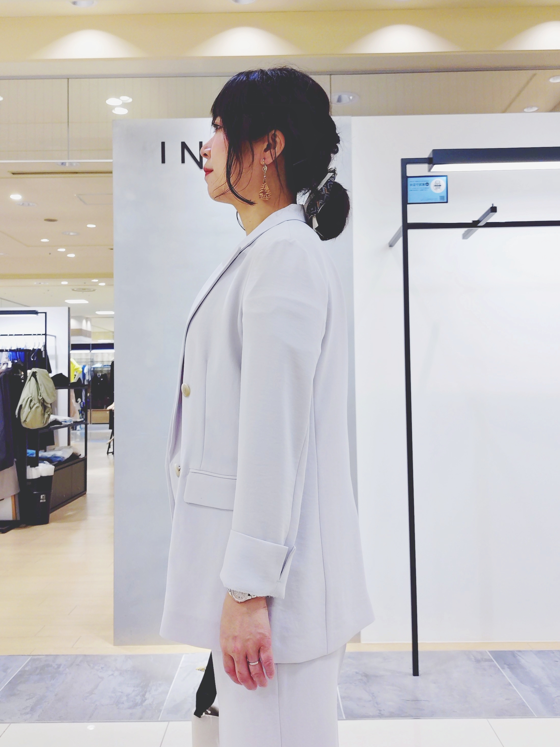 TOMOMIさんの「INDIVI｜【洗える／UVケア／SETUP可】着る日傘ワイドパンツ」を使ったコーディネート