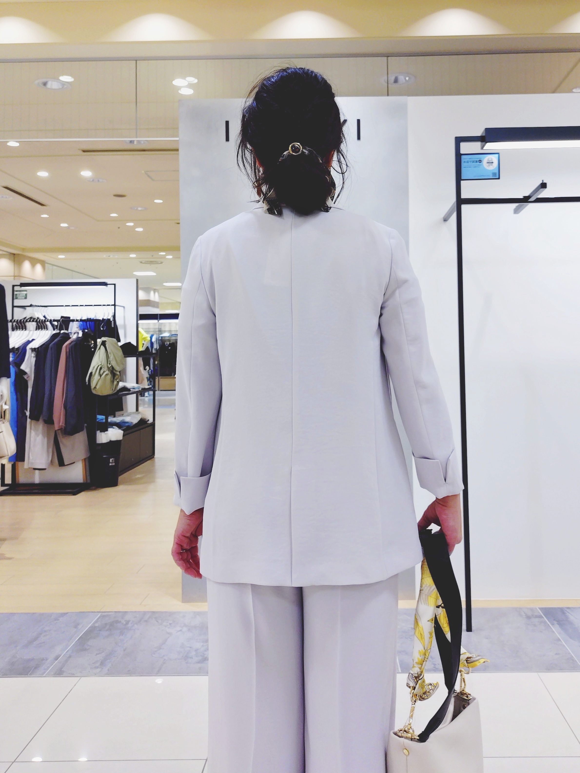 TOMOMIさんの「INDIVI｜【洗える／UVケア／SETUP可】着る日傘ワイドパンツ」を使ったコーディネート