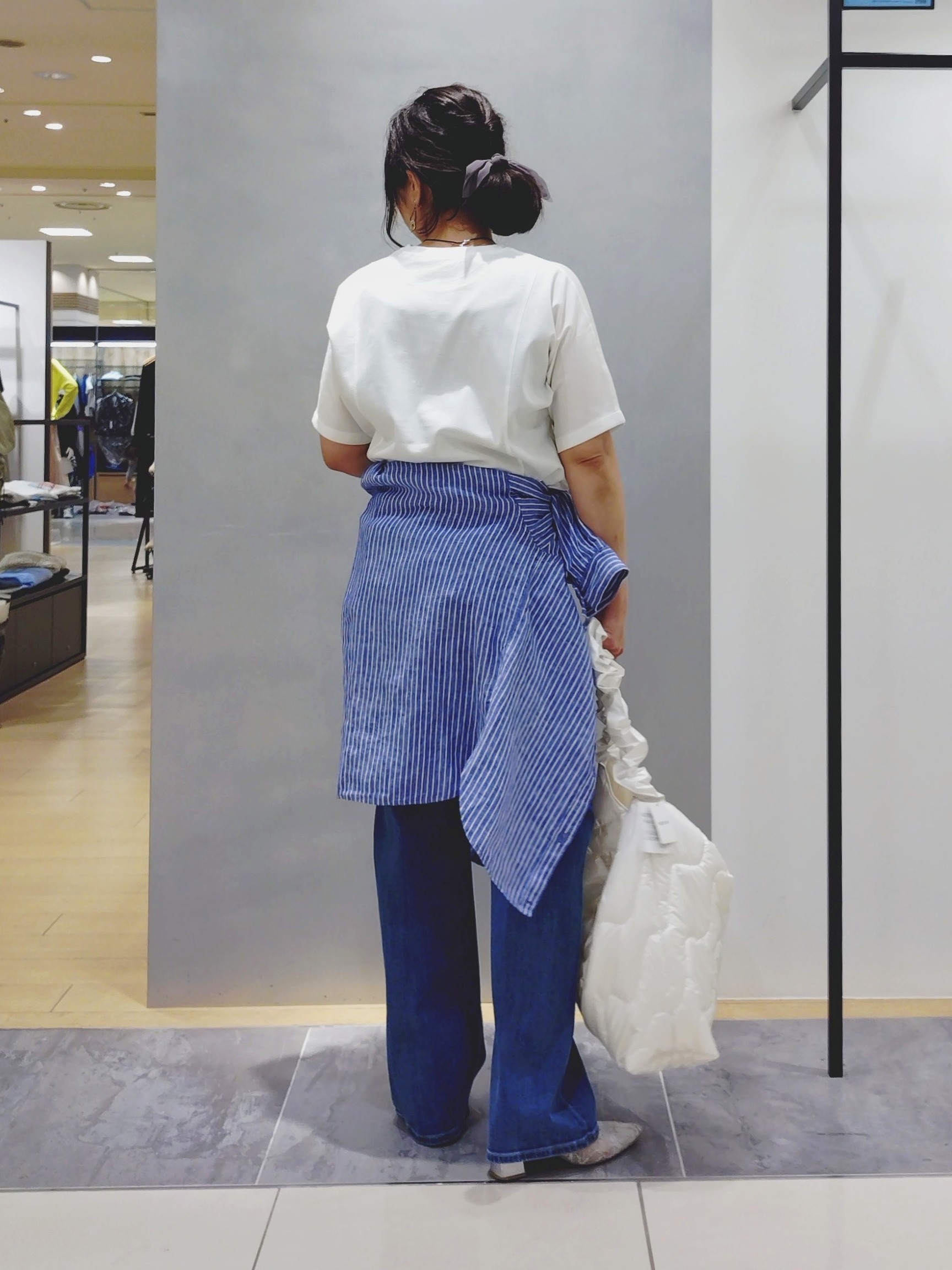 TOMOMIさんの「INDIVI｜【褒められデニム】ワイドストレート デニムパンツ」を使ったコーディネート