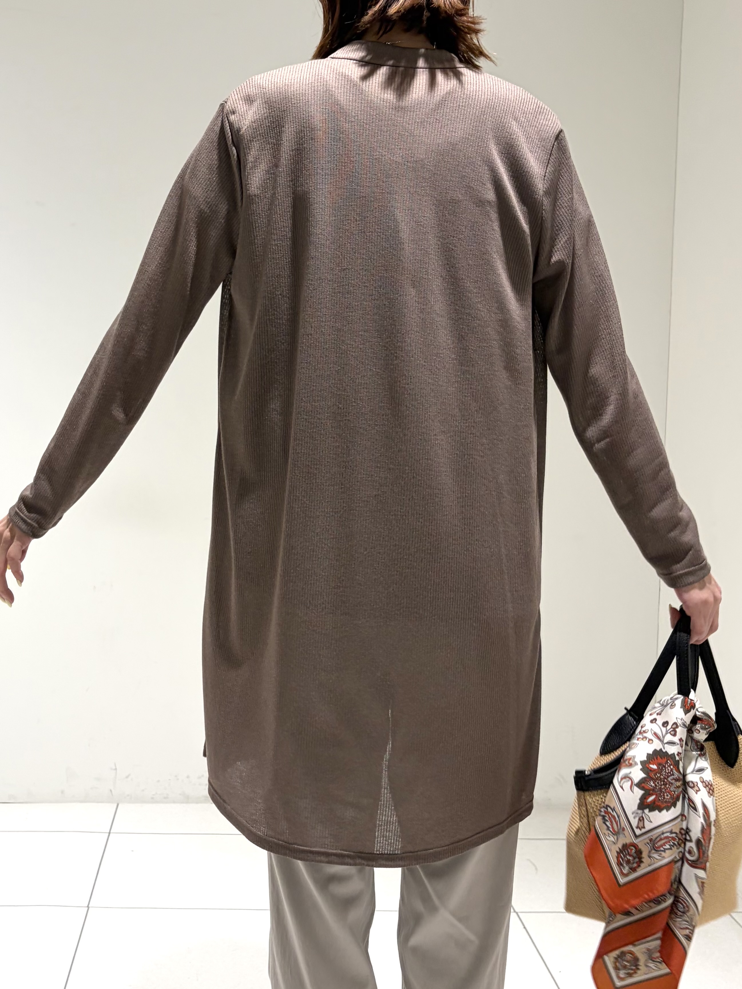shioriさんの「INDIVI｜【洗える／アンサンブル可能】シアースストライプカーディガン」を使ったコーディネート