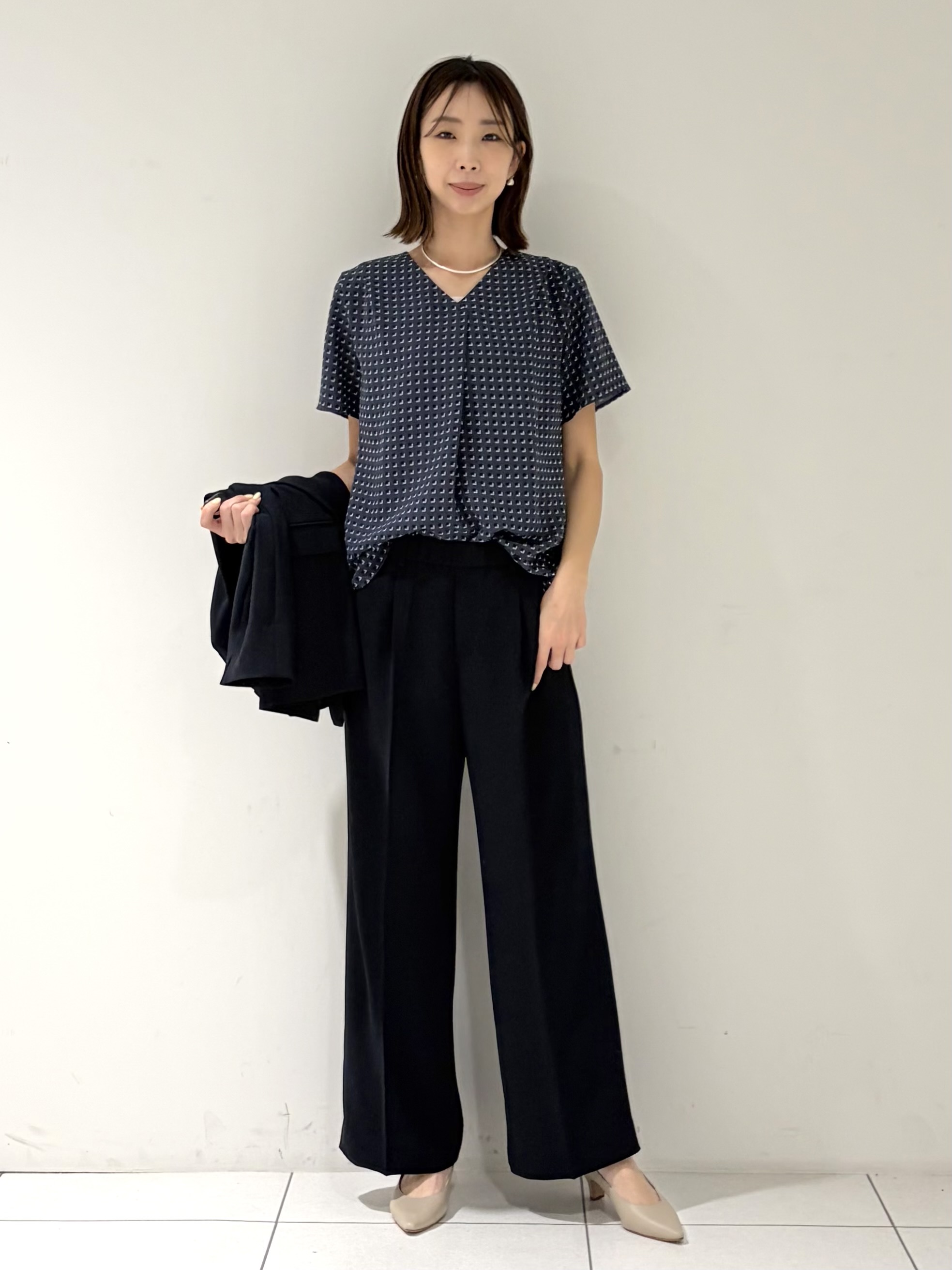 shioriさんの「INDIVI｜【洗える／UVケア】幾何学柄＆無地 タックVネック 半袖ブラウス」を使ったコーディネート