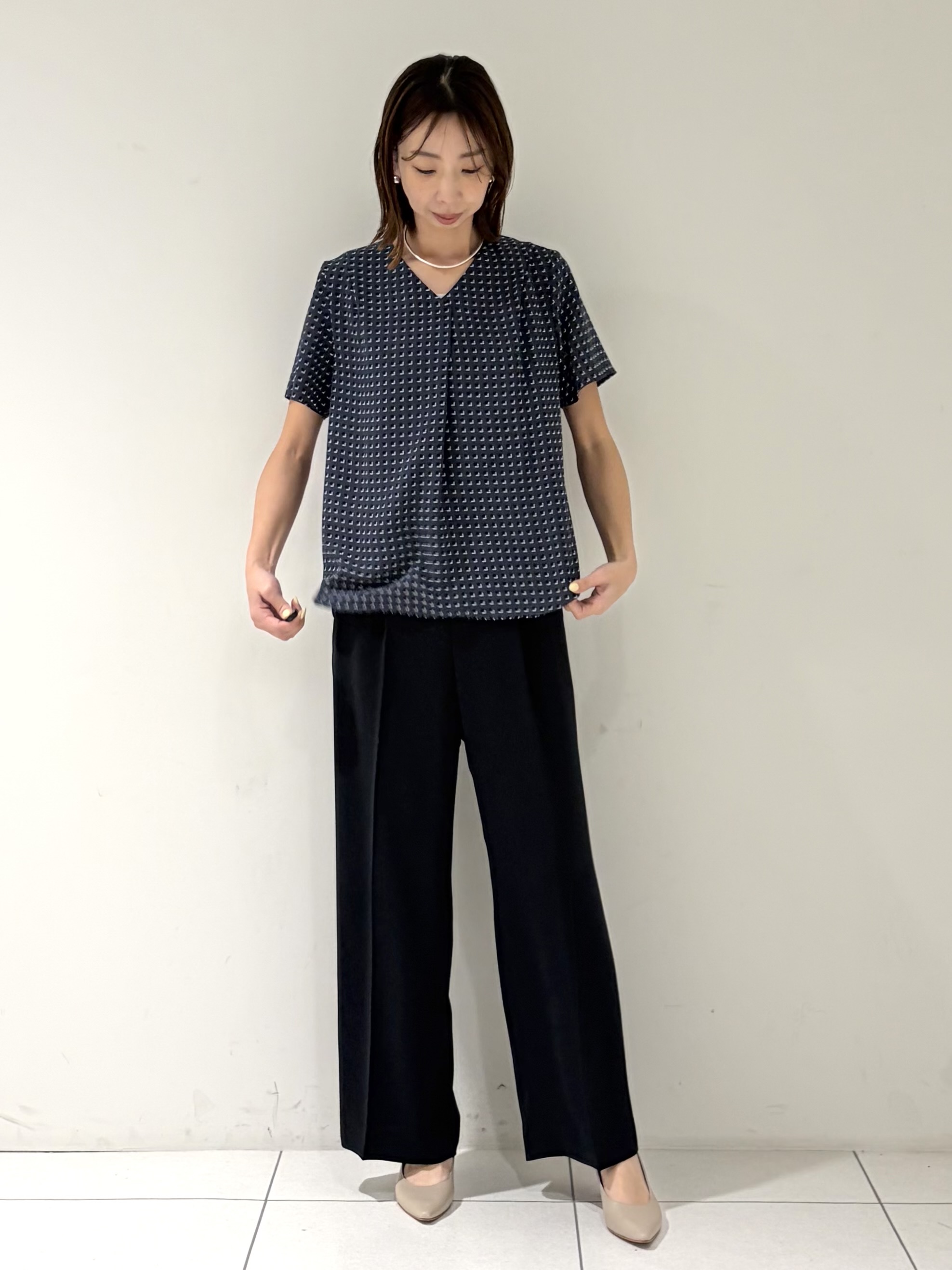 shioriさんの「INDIVI｜【洗える／UVケア】幾何学柄＆無地 タックVネック 半袖ブラウス」を使ったコーディネート